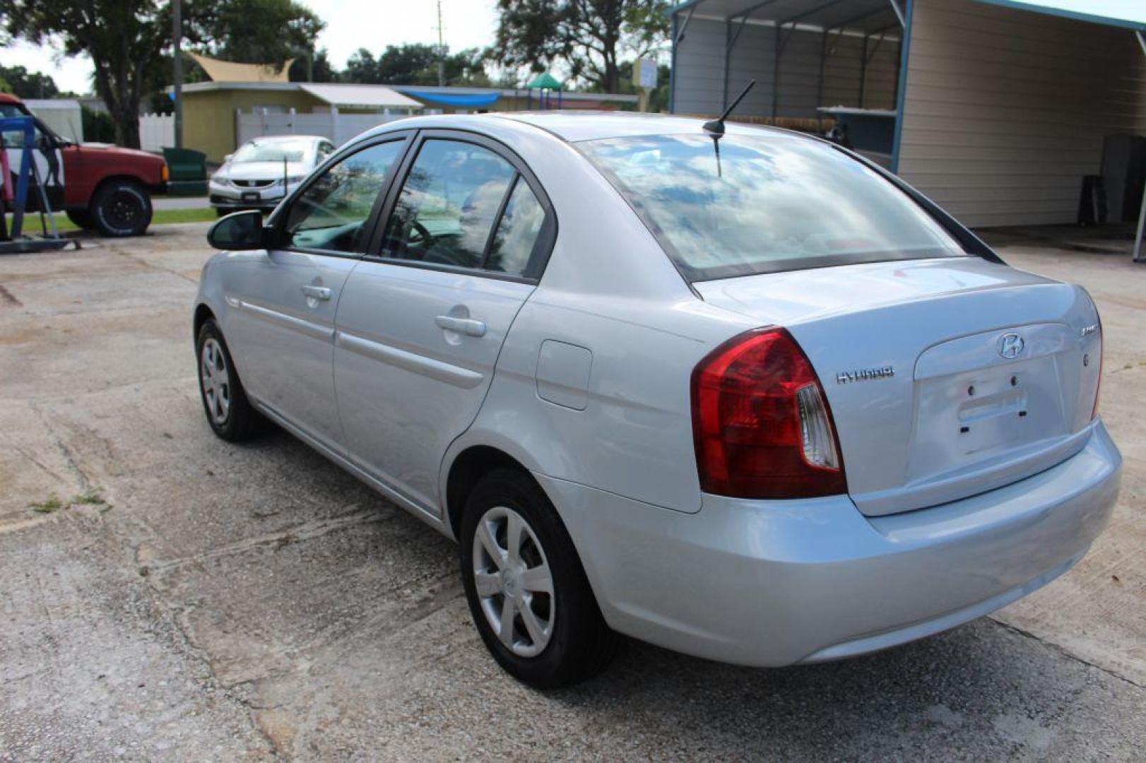 2007 SILVER HYUNDAI ACCENT GLS (KMHCN46C57U) with an 1.6L engine, Automatic transmission, located at 6921 40th St N, Pinellas Park, FL, 33781, (727) 366-8136, 27.834944, -82.687653 - Photo#2