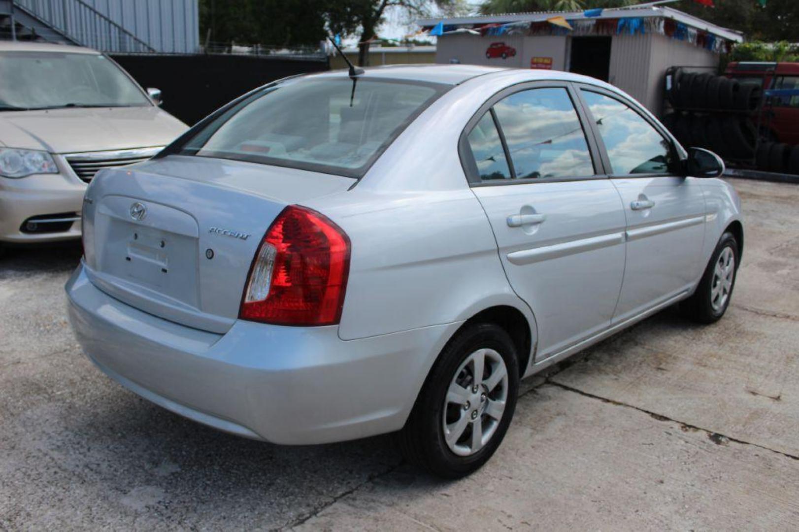 2007 SILVER HYUNDAI ACCENT GLS (KMHCN46C57U) with an 1.6L engine, Automatic transmission, located at 6921 40th St N, Pinellas Park, FL, 33781, (727) 366-8136, 27.834944, -82.687653 - Photo#4