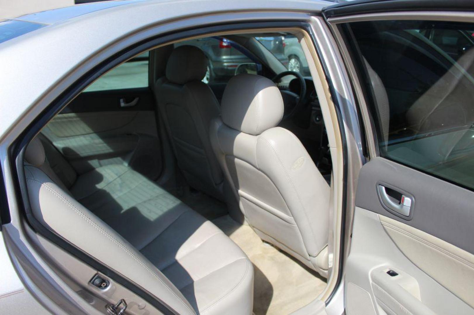 2007 GOLD HYUNDAI SONATA Limited (5NPEU46F47H) with an 3.3L engine, Automatic transmission, located at 6921 40th St N, Pinellas Park, FL, 33781, (727) 366-8136, 27.834944, -82.687653 - Photo#12