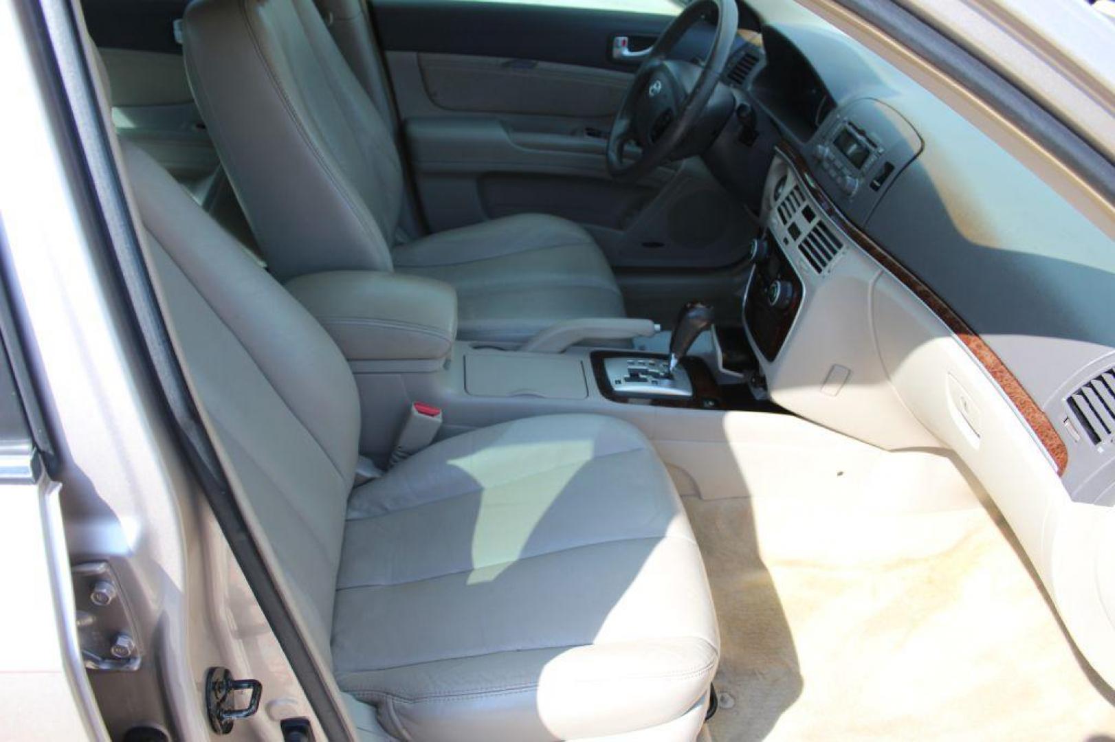 2007 GOLD HYUNDAI SONATA Limited (5NPEU46F47H) with an 3.3L engine, Automatic transmission, located at 6921 40th St N, Pinellas Park, FL, 33781, (727) 366-8136, 27.834944, -82.687653 - Photo#15
