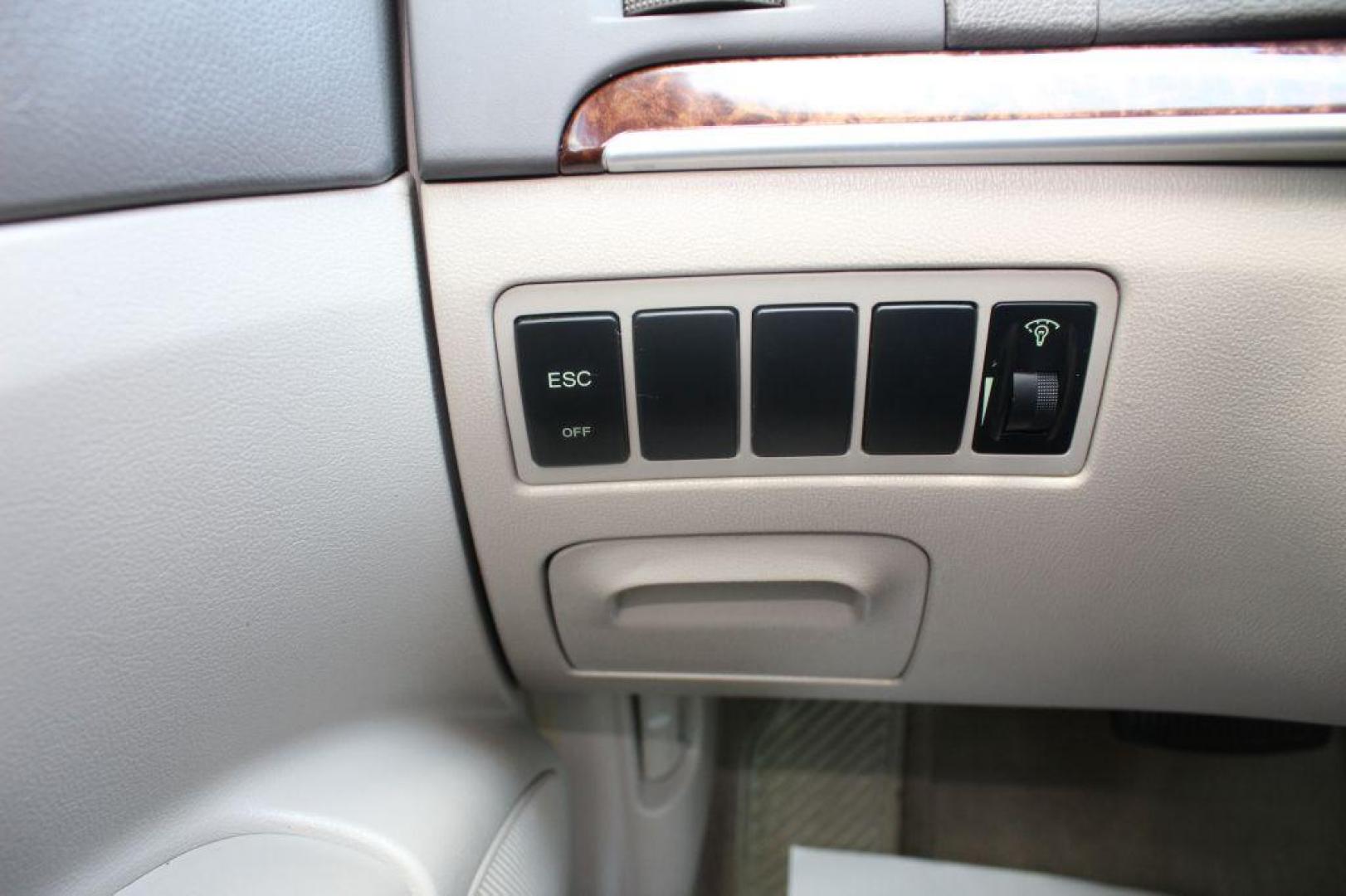 2007 GOLD HYUNDAI SONATA Limited (5NPEU46F47H) with an 3.3L engine, Automatic transmission, located at 6921 40th St N, Pinellas Park, FL, 33781, (727) 366-8136, 27.834944, -82.687653 - Photo#21