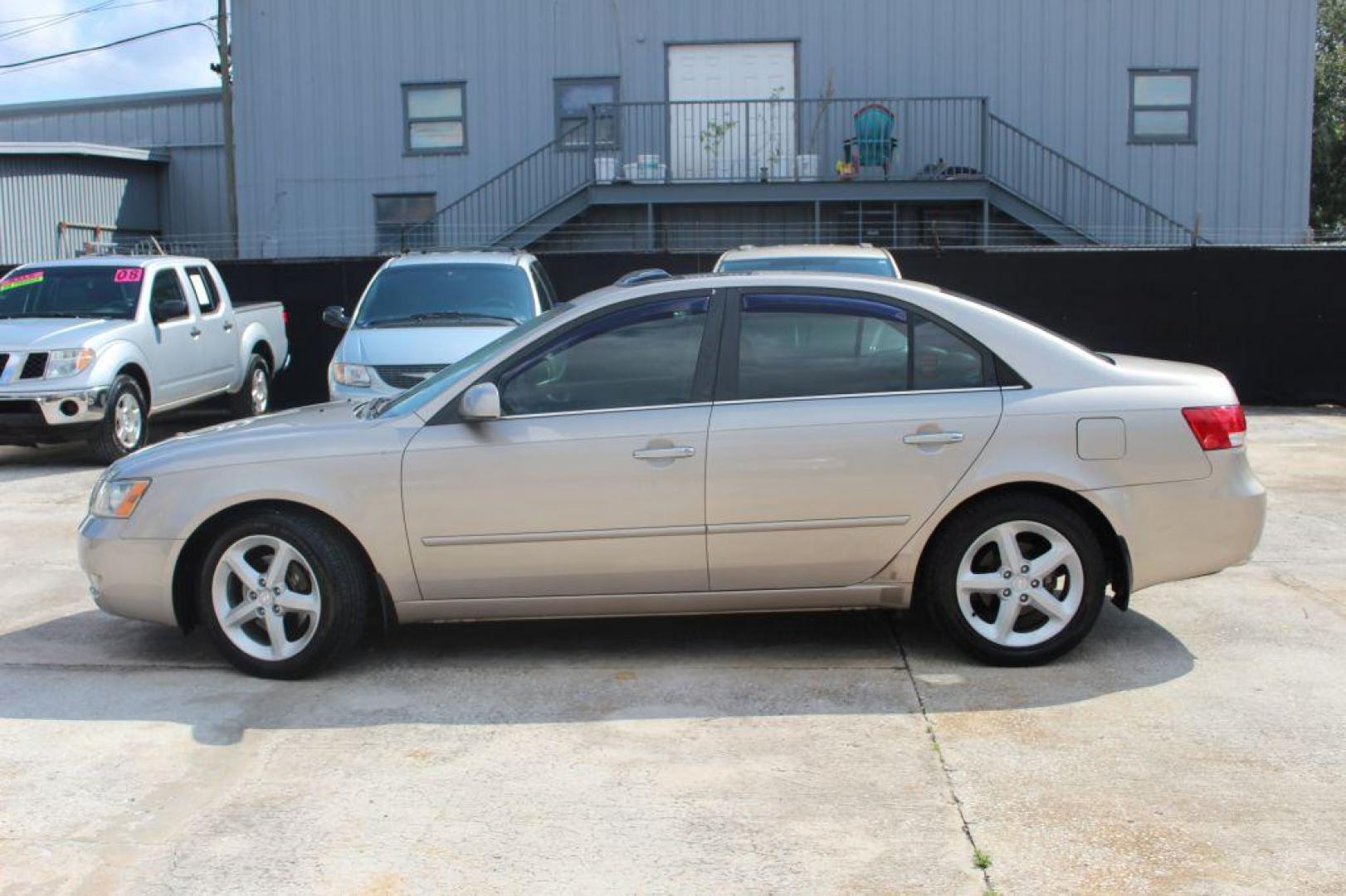 2007 GOLD HYUNDAI SONATA Limited (5NPEU46F47H) with an 3.3L engine, Automatic transmission, located at 6921 40th St N, Pinellas Park, FL, 33781, (727) 366-8136, 27.834944, -82.687653 - Photo#2