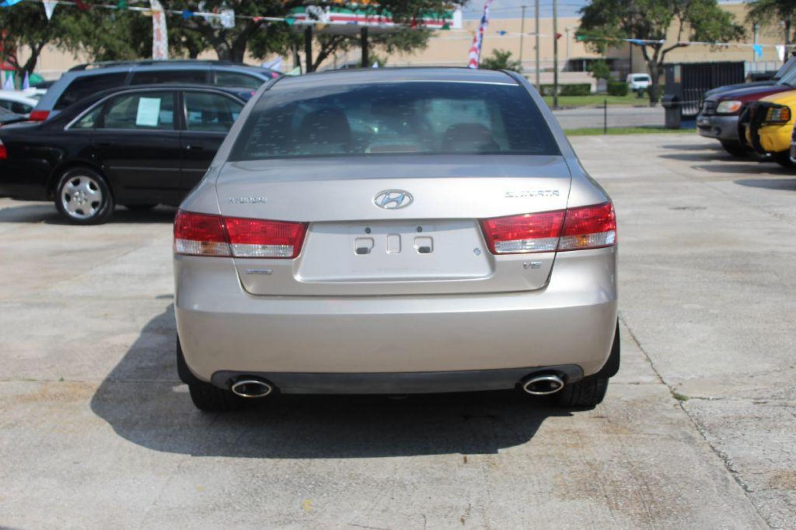 2007 GOLD HYUNDAI SONATA Limited (5NPEU46F47H) with an 3.3L engine, Automatic transmission, located at 6921 40th St N, Pinellas Park, FL, 33781, (727) 366-8136, 27.834944, -82.687653 - Photo#4