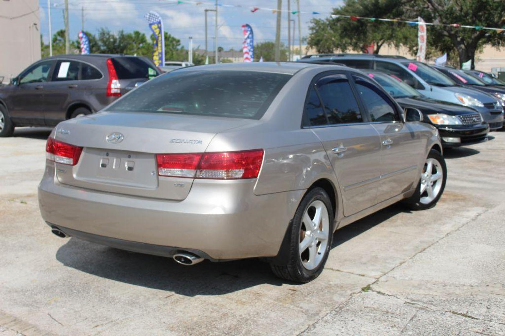 2007 GOLD HYUNDAI SONATA Limited (5NPEU46F47H) with an 3.3L engine, Automatic transmission, located at 6921 40th St N, Pinellas Park, FL, 33781, (727) 366-8136, 27.834944, -82.687653 - Photo#5