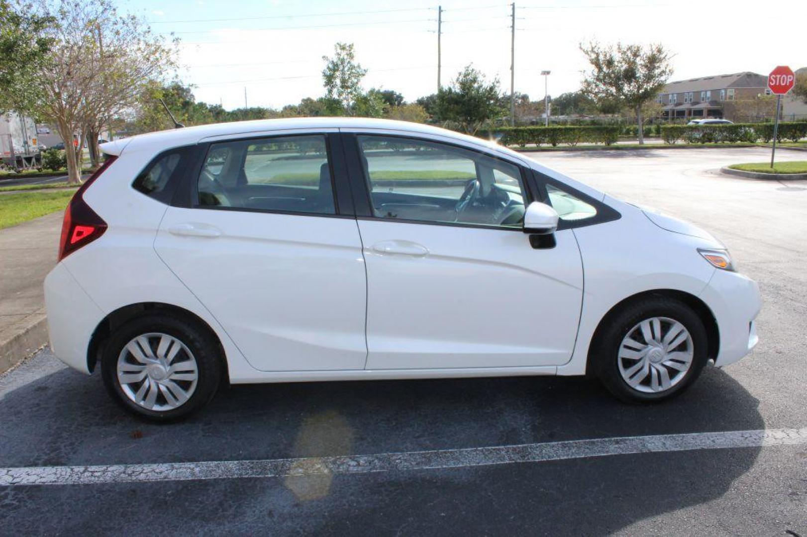 2017 WHITE HONDA FIT LX (JHMGK5H5XHS) with an 1.5L engine, Continuously Variable transmission, located at 6921 40th St N, Pinellas Park, FL, 33781, (727) 366-8136, 27.834944, -82.687653 - Photo#5