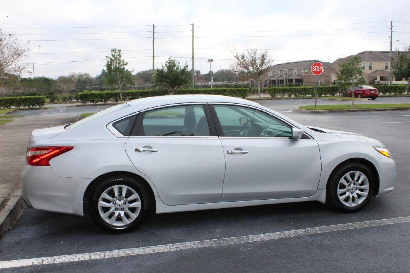 2017 SILVER NISSAN ALTIMA 2.5 (1N4AL3AP8HN) with an 2.5L engine, Continuously Variable transmission, located at 6921 40th St N, Pinellas Park, FL, 33781, (727) 366-8136, 27.834944, -82.687653 - Photo#5