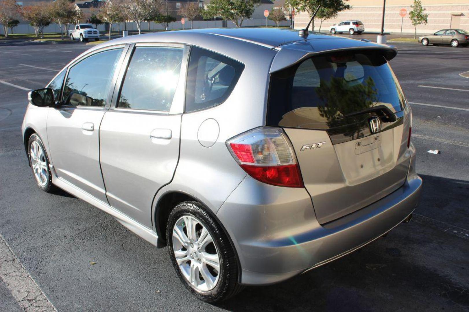2009 SILVER HONDA FIT SPORT (JHMGE88479S) with an 1.5L engine, Automatic transmission, located at 6921 40th St N, Pinellas Park, FL, 33781, (727) 366-8136, 27.834944, -82.687653 - 1-Owner 2009 Honda Fit Sport with Low Miles, Bluetooth, AUX inputs and More. Fully Serviced and Ready to Go! Great First Vehicle, Small Commute Jobs or even Food Delivery Services. Clean CarFax History Report and A Florida Vehicle it's Whole Life. Very Well Maintained and great Service history Avai - Photo#2