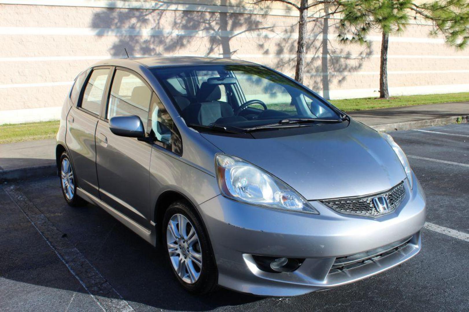 2009 SILVER HONDA FIT SPORT (JHMGE88479S) with an 1.5L engine, Automatic transmission, located at 6921 40th St N, Pinellas Park, FL, 33781, (727) 366-8136, 27.834944, -82.687653 - 1-Owner 2009 Honda Fit Sport with Low Miles, Bluetooth, AUX inputs and More. Fully Serviced and Ready to Go! Great First Vehicle, Small Commute Jobs or even Food Delivery Services. Clean CarFax History Report and A Florida Vehicle it's Whole Life. Very Well Maintained and great Service history Avai - Photo#6