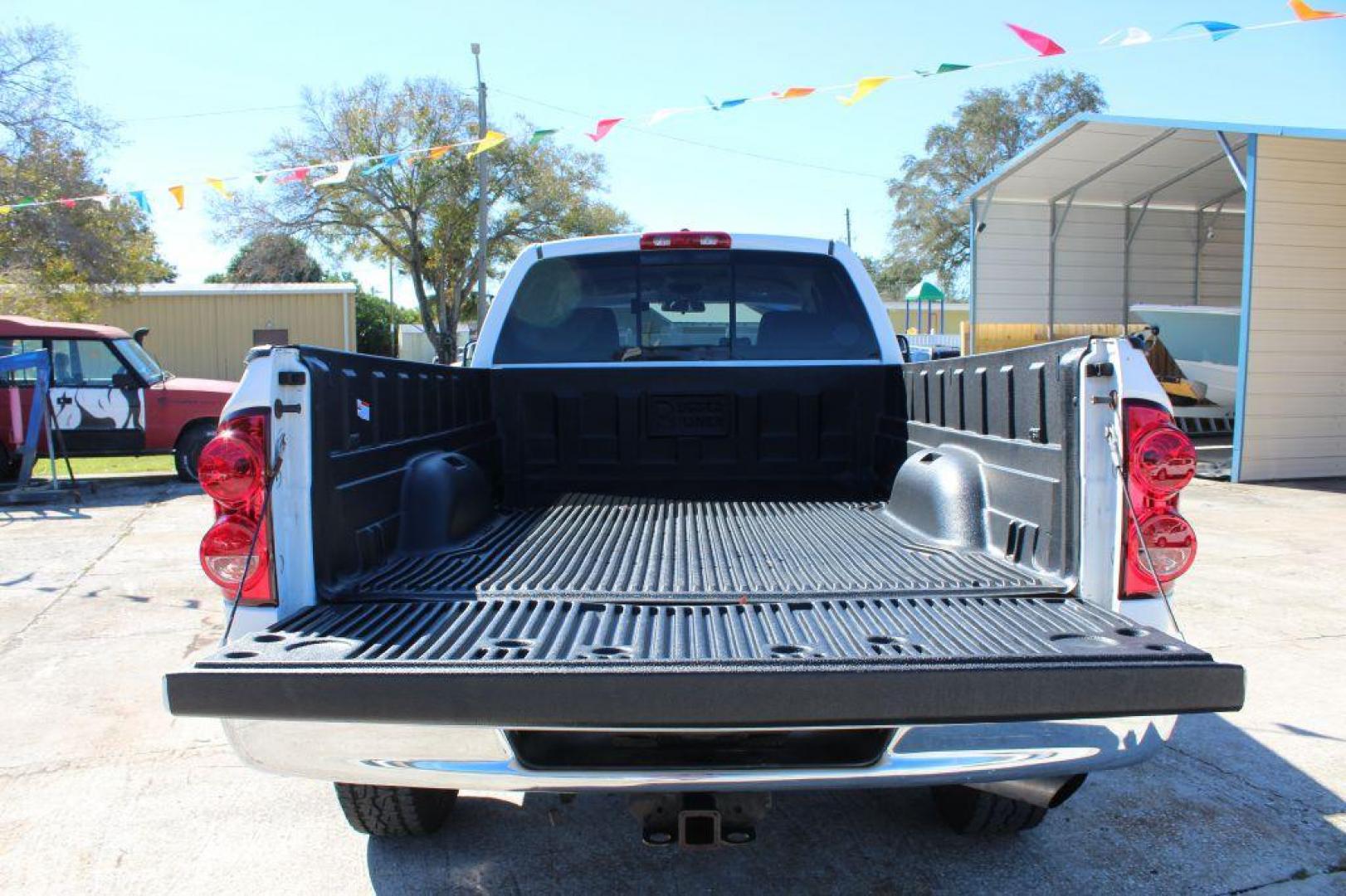 2007 WHITE DODGE RAM 2500 ST (3D7KR28A57G) with an 6.7L engine, 4-Speed Manual transmission, located at 6921 40th St N, Pinellas Park, FL, 33781, (727) 366-8136, 27.834944, -82.687653 - Photo#18