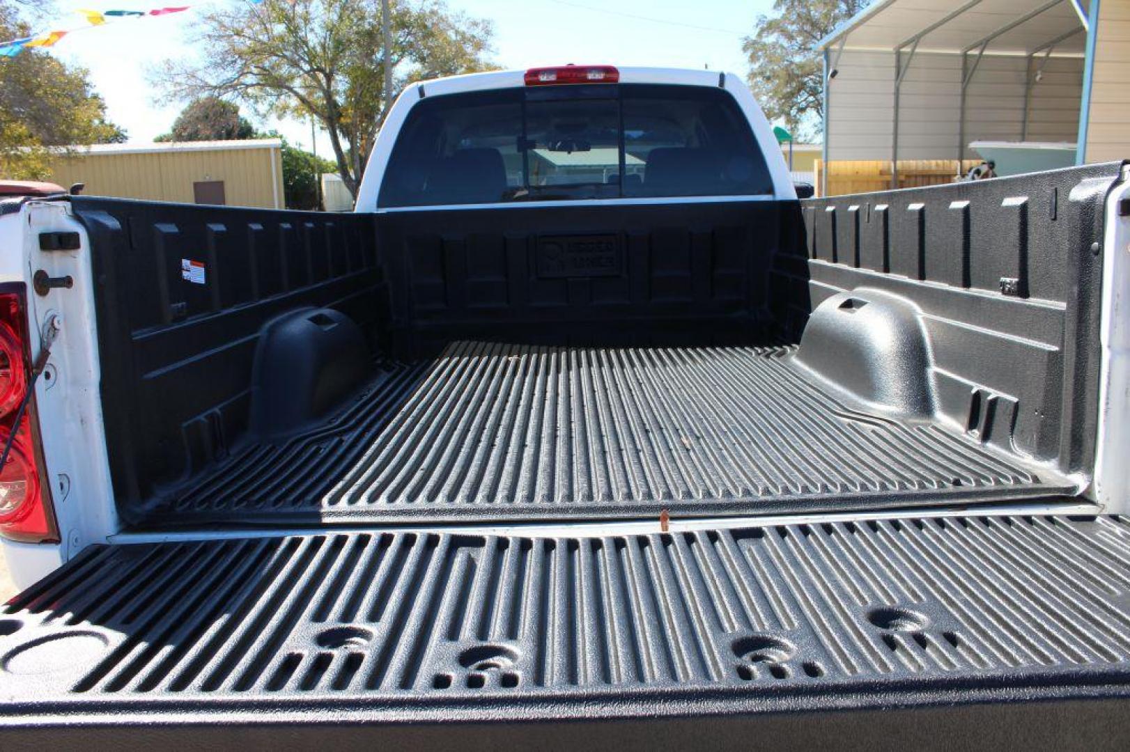 2007 WHITE DODGE RAM 2500 ST (3D7KR28A57G) with an 6.7L engine, 4-Speed Manual transmission, located at 6921 40th St N, Pinellas Park, FL, 33781, (727) 366-8136, 27.834944, -82.687653 - Photo#19