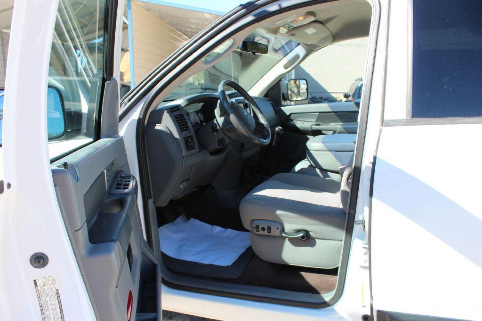 2007 WHITE DODGE RAM 2500 ST (3D7KR28A57G) with an 6.7L engine, 4-Speed Manual transmission, located at 6921 40th St N, Pinellas Park, FL, 33781, (727) 366-8136, 27.834944, -82.687653 - Photo#20