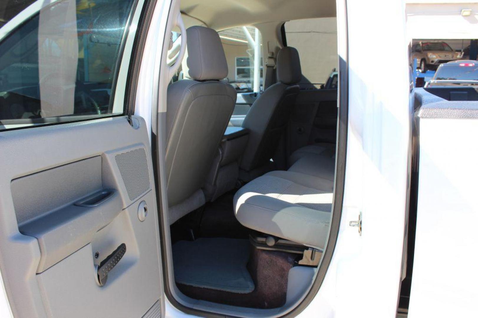2007 WHITE DODGE RAM 2500 ST (3D7KR28A57G) with an 6.7L engine, 4-Speed Manual transmission, located at 6921 40th St N, Pinellas Park, FL, 33781, (727) 366-8136, 27.834944, -82.687653 - Photo#24