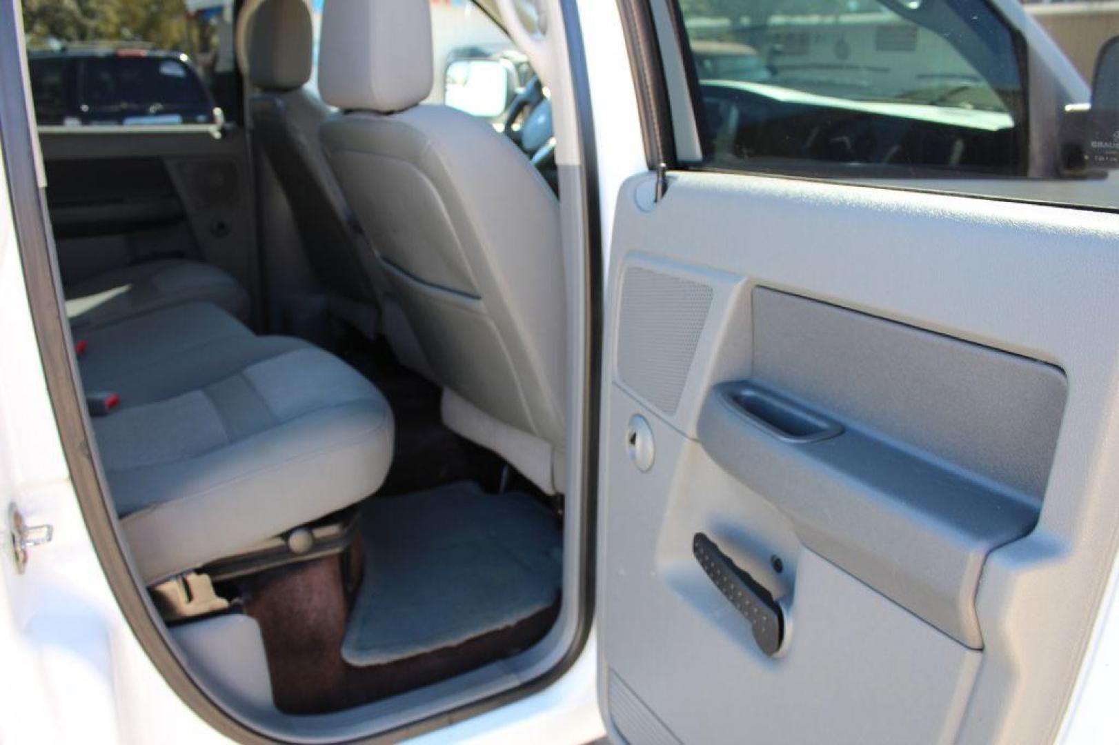 2007 WHITE DODGE RAM 2500 ST (3D7KR28A57G) with an 6.7L engine, 4-Speed Manual transmission, located at 6921 40th St N, Pinellas Park, FL, 33781, (727) 366-8136, 27.834944, -82.687653 - Photo#27