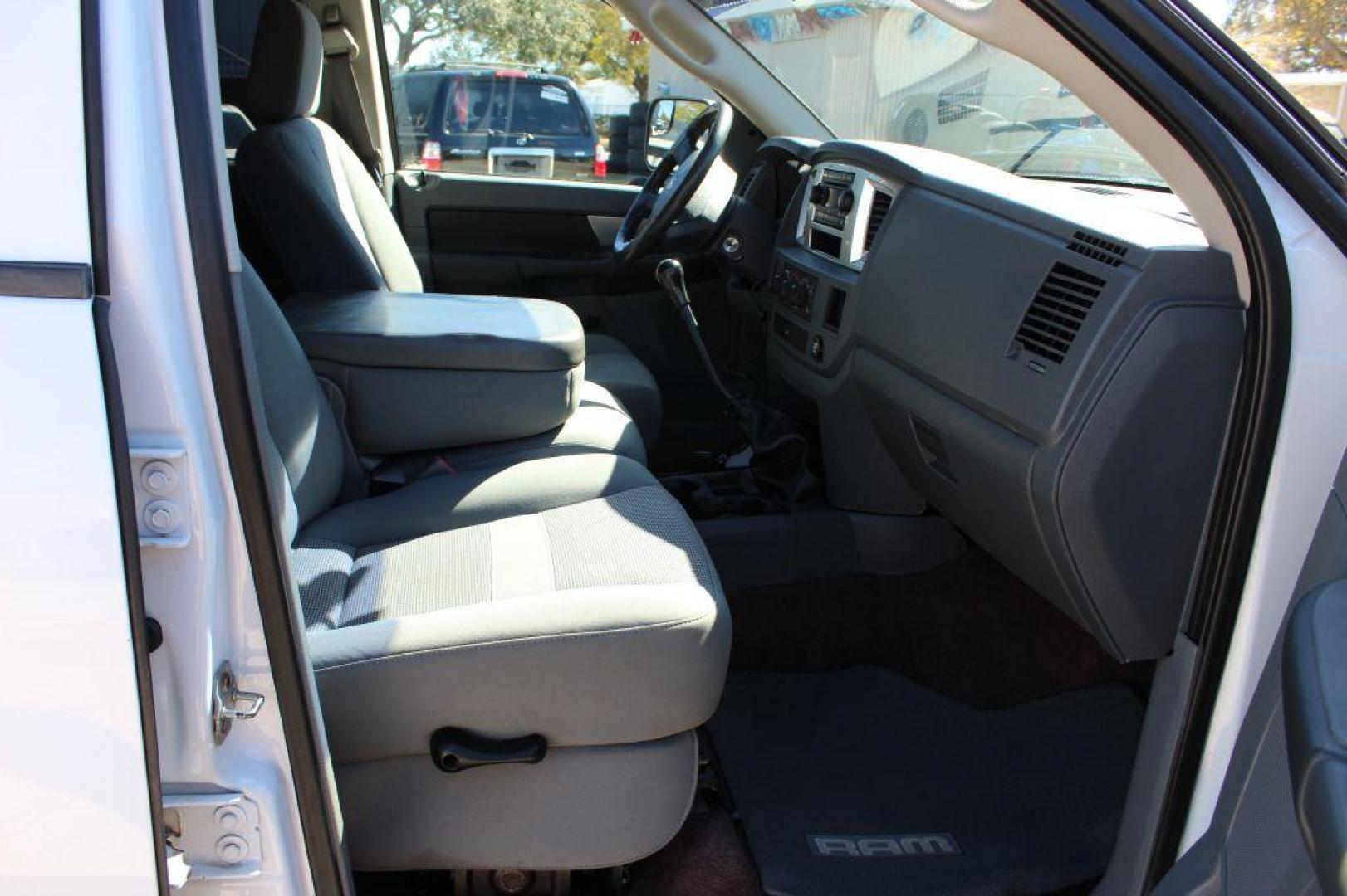 2007 WHITE DODGE RAM 2500 ST (3D7KR28A57G) with an 6.7L engine, 4-Speed Manual transmission, located at 6921 40th St N, Pinellas Park, FL, 33781, (727) 366-8136, 27.834944, -82.687653 - Photo#31