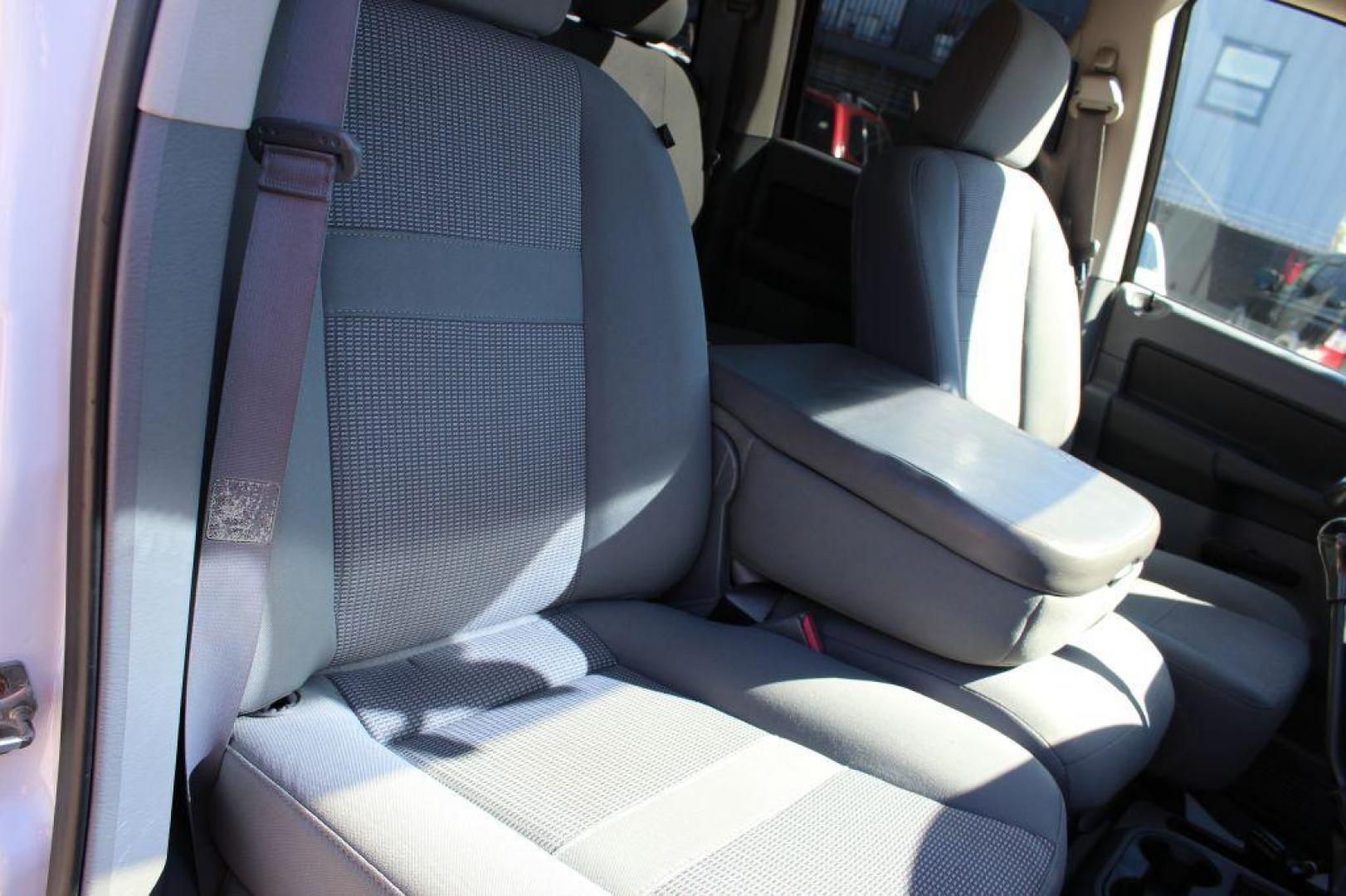 2007 WHITE DODGE RAM 2500 ST (3D7KR28A57G) with an 6.7L engine, 4-Speed Manual transmission, located at 6921 40th St N, Pinellas Park, FL, 33781, (727) 366-8136, 27.834944, -82.687653 - Photo#32