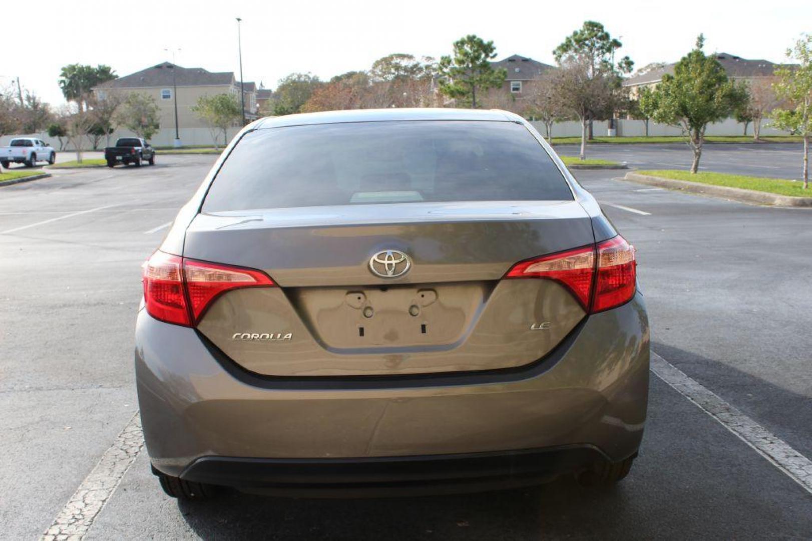 2019 GRAY TOYOTA COROLLA LE (2T1BURHE4KC) with an 1.8L engine, Continuously Variable transmission, located at 6921 40th St N, Pinellas Park, FL, 33781, (727) 366-8136, 27.834944, -82.687653 - Photo#3