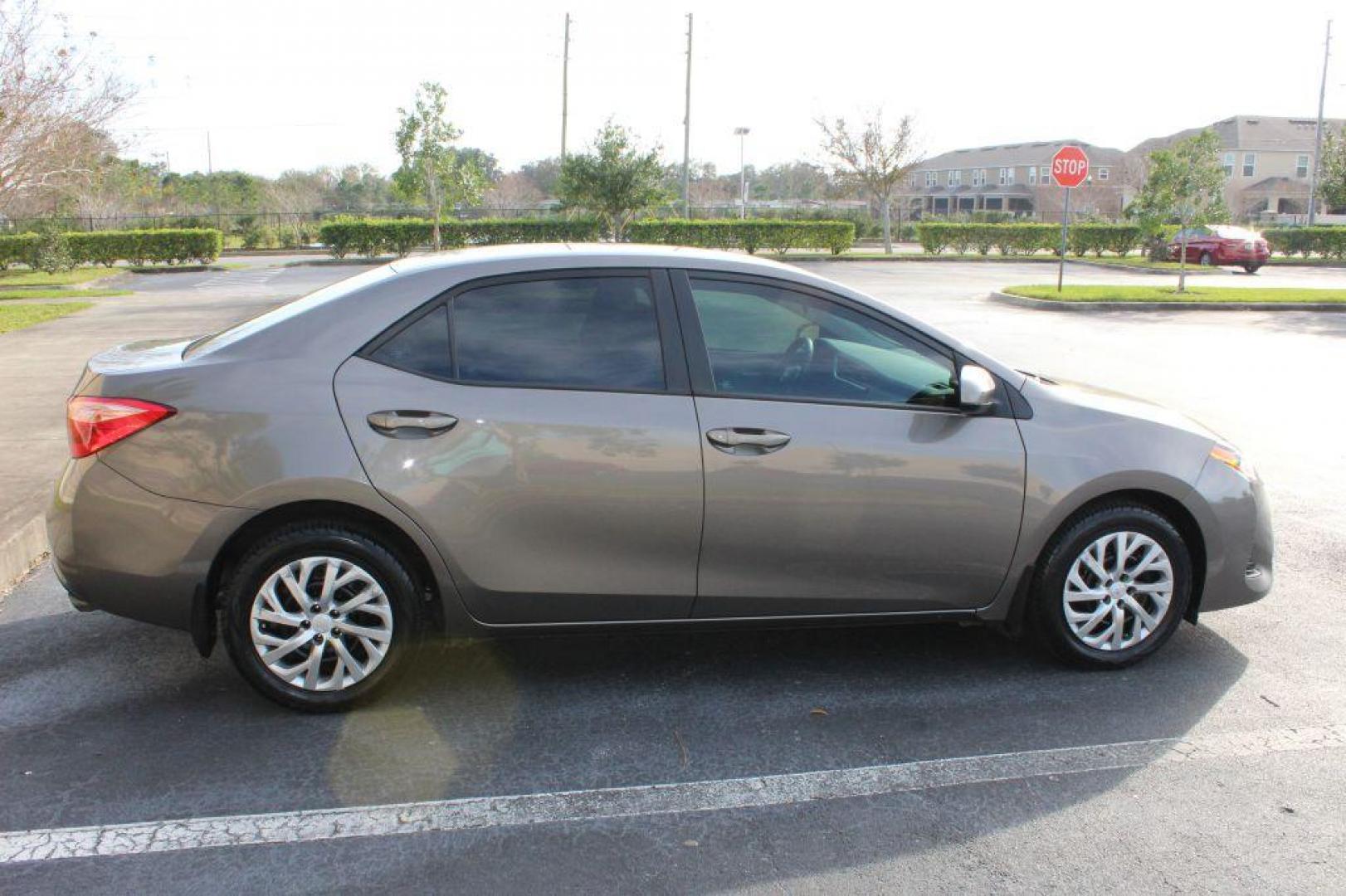2019 GRAY TOYOTA COROLLA LE (2T1BURHE4KC) with an 1.8L engine, Continuously Variable transmission, located at 6921 40th St N, Pinellas Park, FL, 33781, (727) 366-8136, 27.834944, -82.687653 - Photo#5