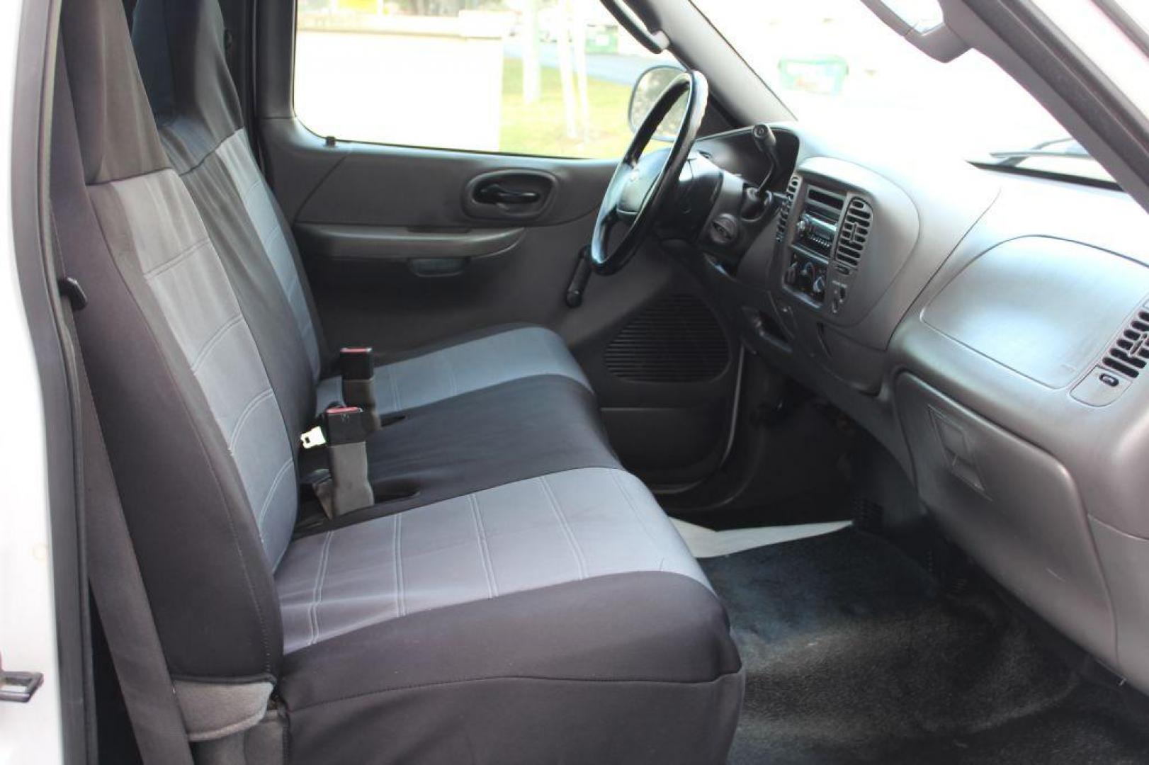 2004 WHITE FORD F-150 HERITAGE CLASSIC (2FTRF17274C) with an 4.2L engine, Automatic transmission, located at 6921 40th St N, Pinellas Park, FL, 33781, (727) 366-8136, 27.834944, -82.687653 - Photo#14