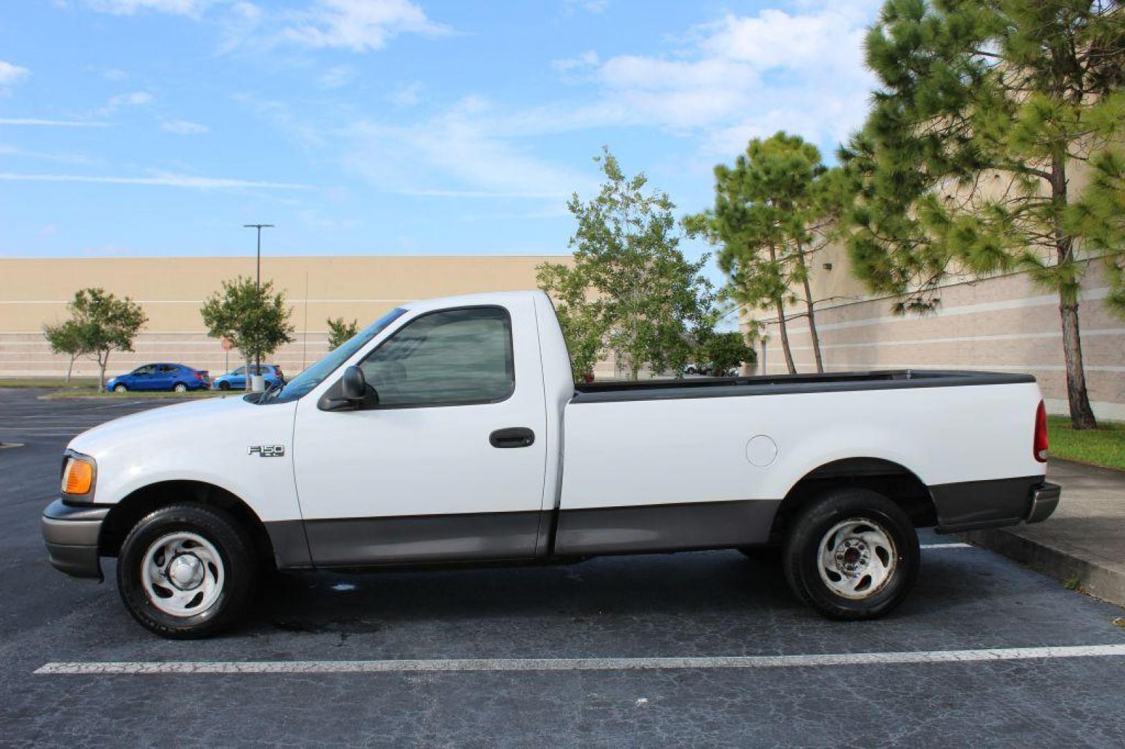 2004 WHITE FORD F-150 HERITAGE CLASSIC (2FTRF17274C) with an 4.2L engine, Automatic transmission, located at 6921 40th St N, Pinellas Park, FL, 33781, (727) 366-8136, 27.834944, -82.687653 - Photo#1