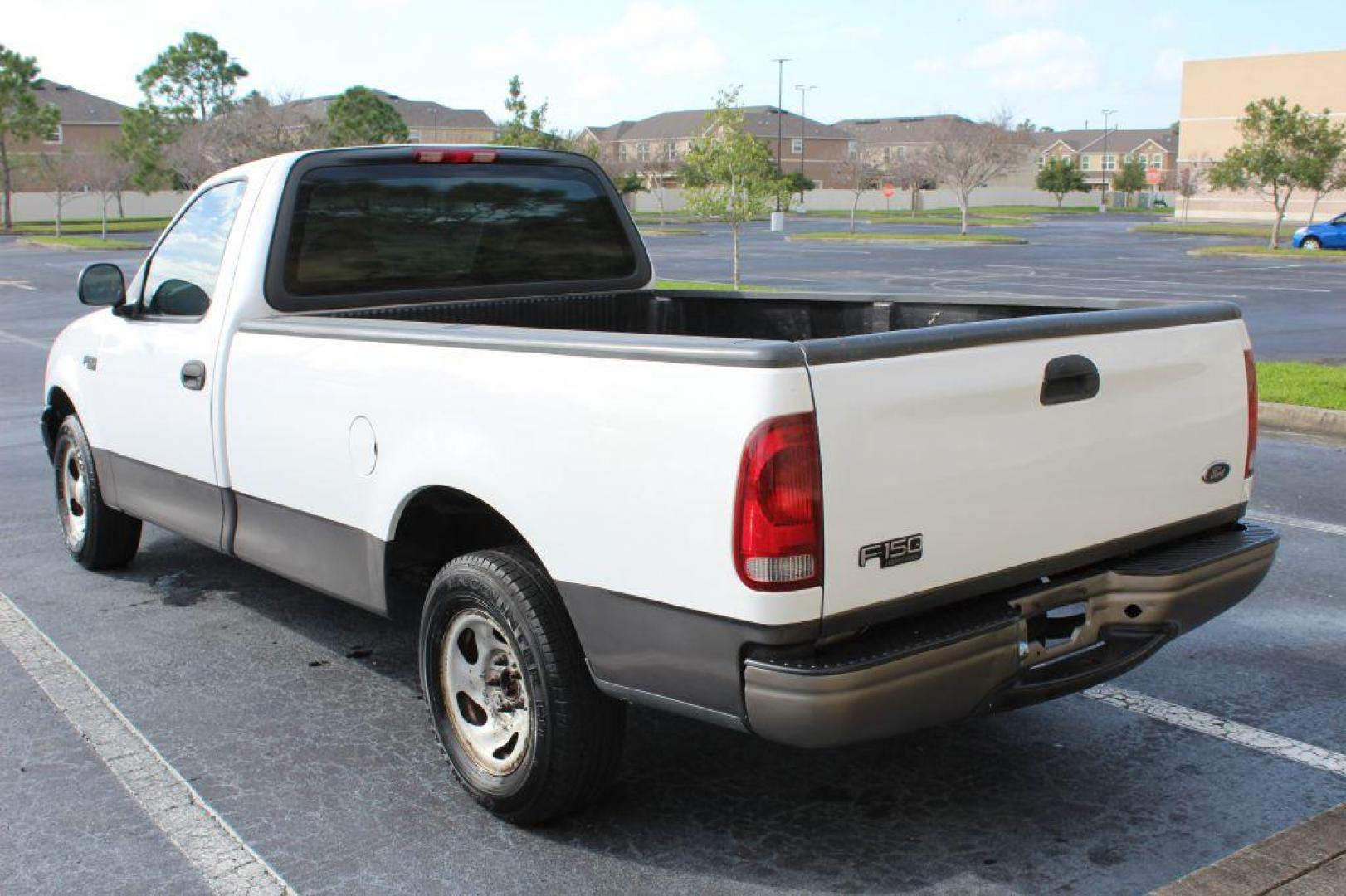 2004 WHITE FORD F-150 HERITAGE CLASSIC (2FTRF17274C) with an 4.2L engine, Automatic transmission, located at 6921 40th St N, Pinellas Park, FL, 33781, (727) 366-8136, 27.834944, -82.687653 - Photo#2