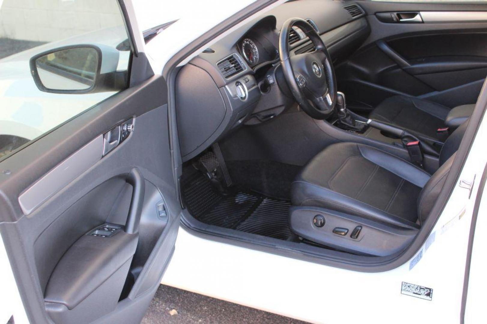 2015 WHITE VOLKSWAGEN PASSAT Wolfsburg (1VWAT7A33FC) with an 1.8L engine, Automatic transmission, located at 6921 40th St N, Pinellas Park, FL, 33781, (727) 366-8136, 27.834944, -82.687653 - Photo#9