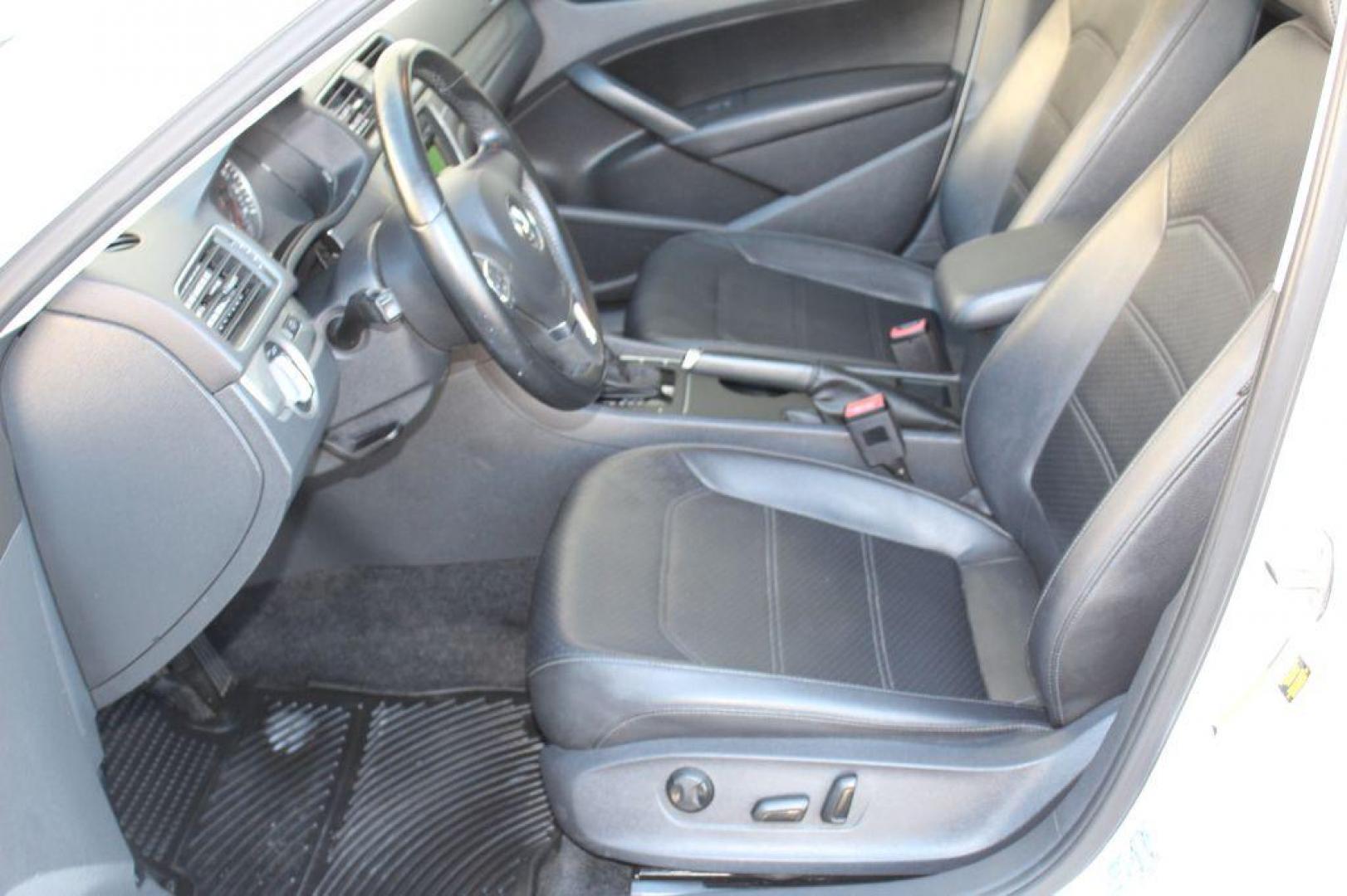 2015 WHITE VOLKSWAGEN PASSAT Wolfsburg (1VWAT7A33FC) with an 1.8L engine, Automatic transmission, located at 6921 40th St N, Pinellas Park, FL, 33781, (727) 366-8136, 27.834944, -82.687653 - Photo#10