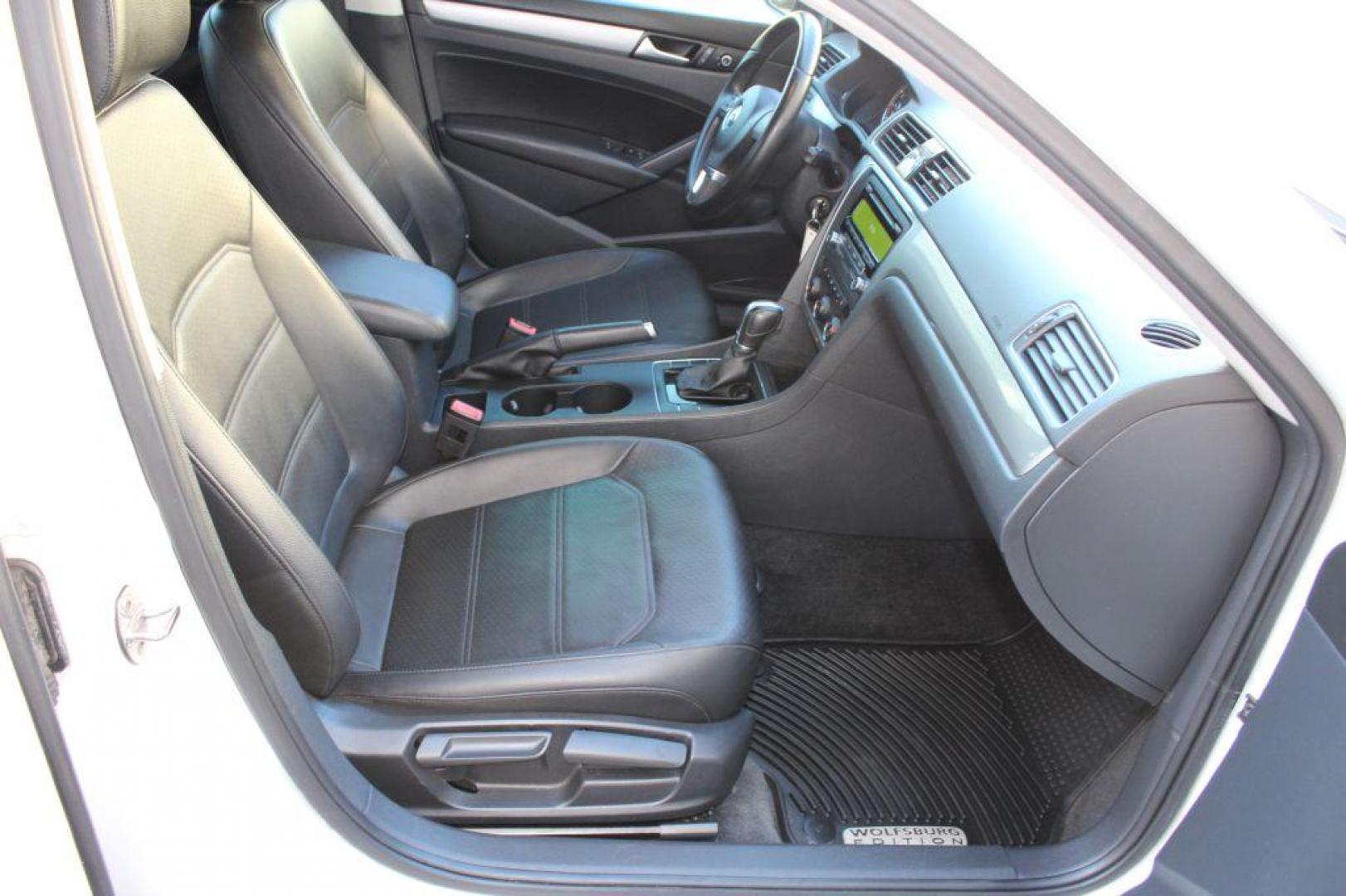 2015 WHITE VOLKSWAGEN PASSAT Wolfsburg (1VWAT7A33FC) with an 1.8L engine, Automatic transmission, located at 6921 40th St N, Pinellas Park, FL, 33781, (727) 366-8136, 27.834944, -82.687653 - Photo#21