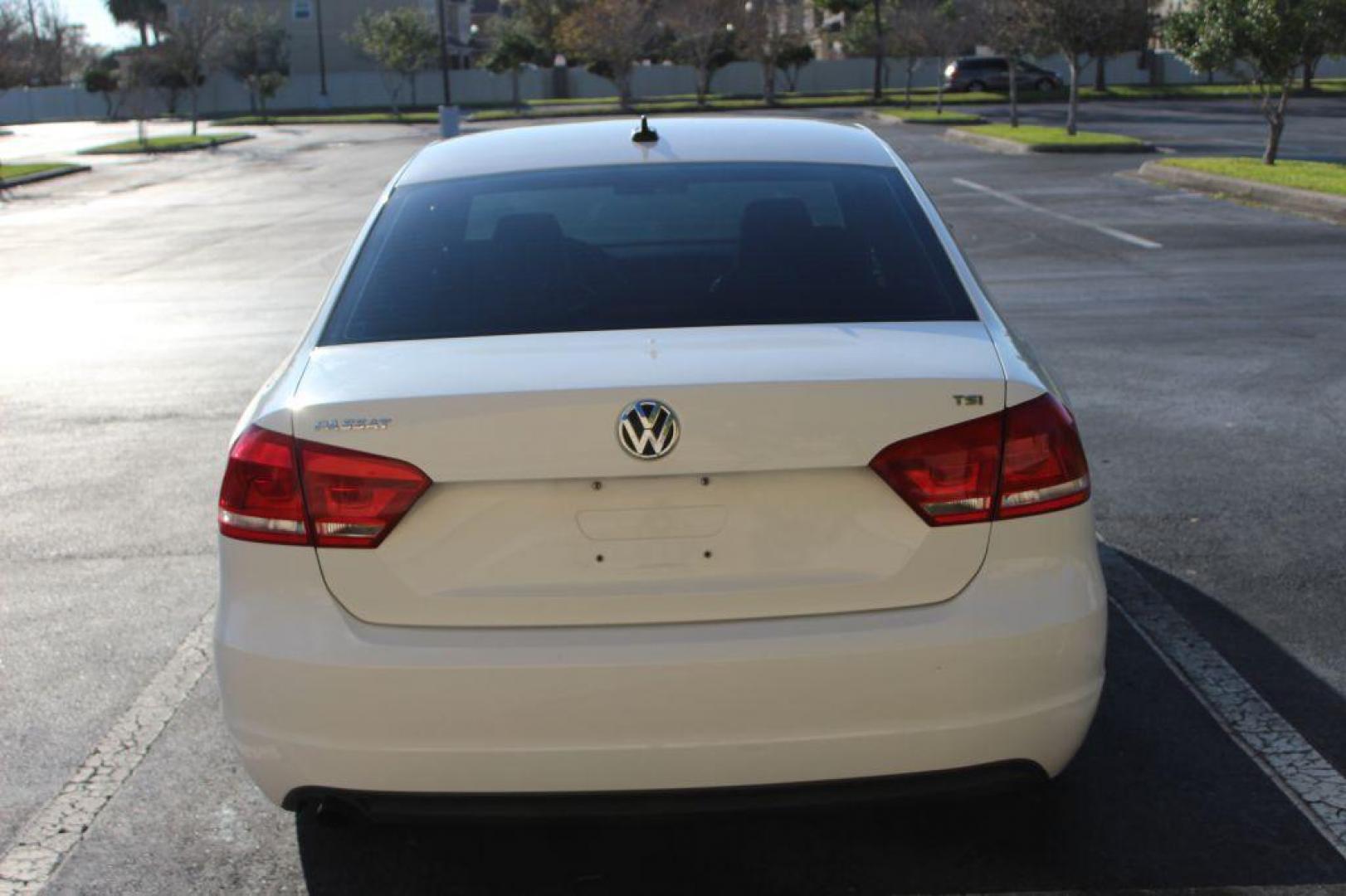 2015 WHITE VOLKSWAGEN PASSAT Wolfsburg (1VWAT7A33FC) with an 1.8L engine, Automatic transmission, located at 6921 40th St N, Pinellas Park, FL, 33781, (727) 366-8136, 27.834944, -82.687653 - Photo#3
