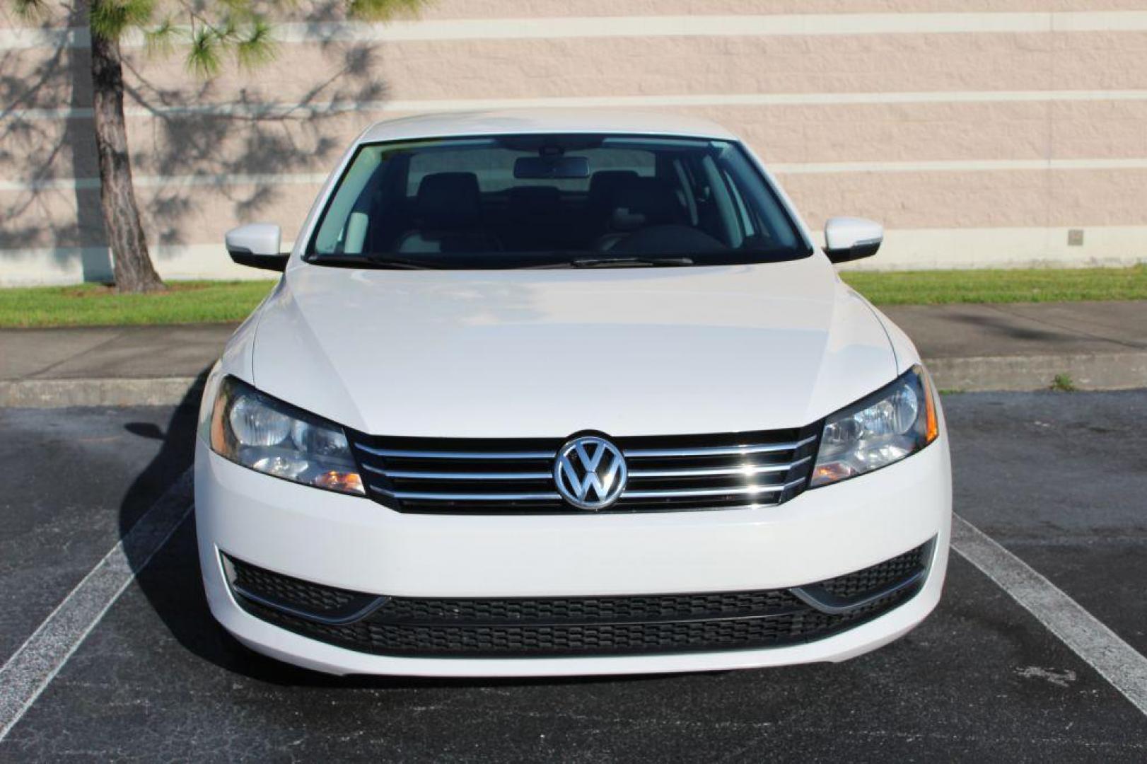 2015 WHITE VOLKSWAGEN PASSAT Wolfsburg (1VWAT7A33FC) with an 1.8L engine, Automatic transmission, located at 6921 40th St N, Pinellas Park, FL, 33781, (727) 366-8136, 27.834944, -82.687653 - Photo#7