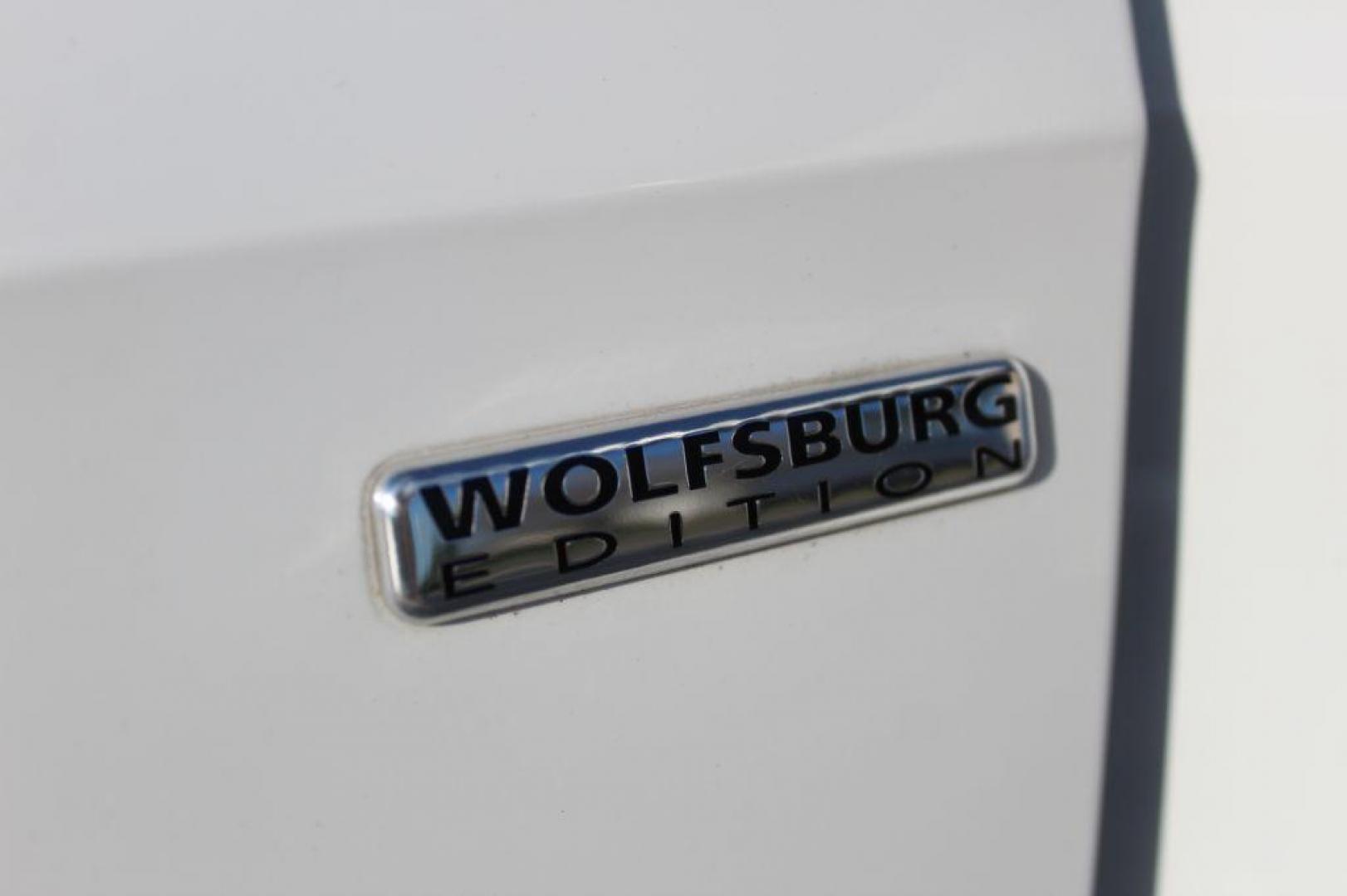 2015 WHITE VOLKSWAGEN PASSAT Wolfsburg (1VWAT7A33FC) with an 1.8L engine, Automatic transmission, located at 6921 40th St N, Pinellas Park, FL, 33781, (727) 366-8136, 27.834944, -82.687653 - Photo#8