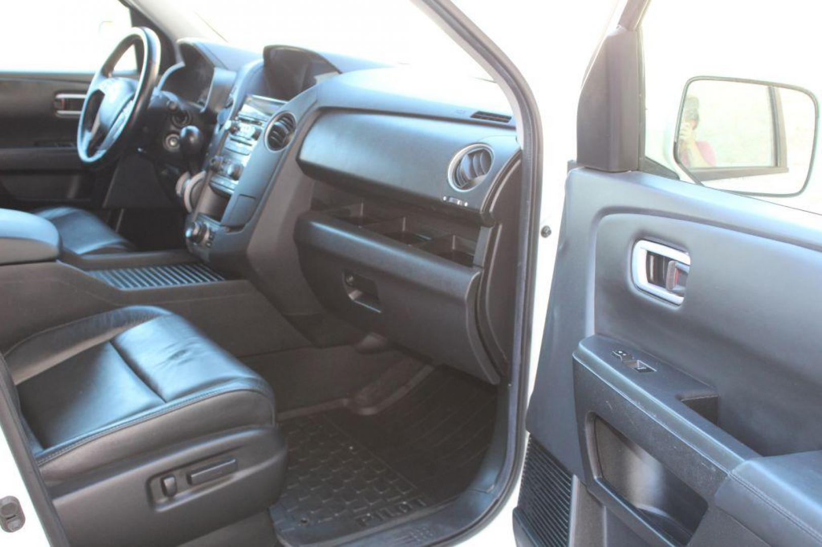 2012 WHITE HONDA PILOT TOURING (5FNYF4H97CB) with an 3.5L engine, Automatic transmission, located at 6921 40th St N, Pinellas Park, FL, 33781, (727) 366-8136, 27.834944, -82.687653 - ONE OWNER 2012 HONDA PILOT - Full Clean Carfax Report - Loaded with 3rd Row Seating, Black Leather Interior, All Wheel Drive, Built in Sun Shades on Back Windows, DVD Player with Headphones included, Navigation, Back Up Camera, Bluetooth and Aux input options, and MUCH MORE! Must See! *****100% T - Photo#34