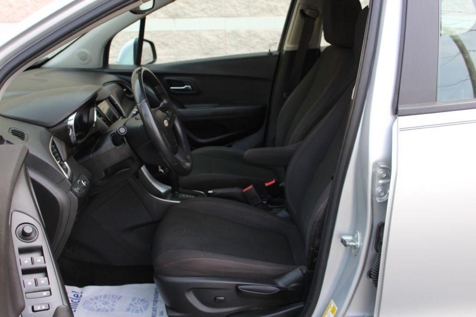 2018 SILVER CHEVROLET TRAX LS (3GNCJKSBXJL) with an 1.4L engine, Automatic transmission, located at 6921 40th St N, Pinellas Park, FL, 33781, (727) 366-8136, 27.834944, -82.687653 - 1-Owner, Extremly Clean and Well Maintained 2018 Trax, All power options, BackUp Camera, Bluetooth, Aux inputs, and so much more. Sporty and Roomy 4 door hatchback with amazing Gas Mileage. Just Completed a 125-Point inspection and service process. Fully Serviced and ready to go! Clean inside and ou - Photo#14