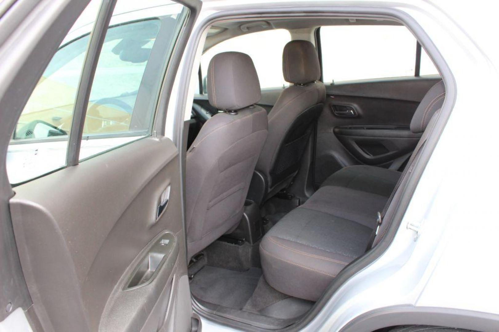 2018 SILVER CHEVROLET TRAX LS (3GNCJKSBXJL) with an 1.4L engine, Automatic transmission, located at 6921 40th St N, Pinellas Park, FL, 33781, (727) 366-8136, 27.834944, -82.687653 - 1-Owner, Extremly Clean and Well Maintained 2018 Trax, All power options, BackUp Camera, Bluetooth, Aux inputs, and so much more. Sporty and Roomy 4 door hatchback with amazing Gas Mileage. Just Completed a 125-Point inspection and service process. Fully Serviced and ready to go! Clean inside and ou - Photo#16