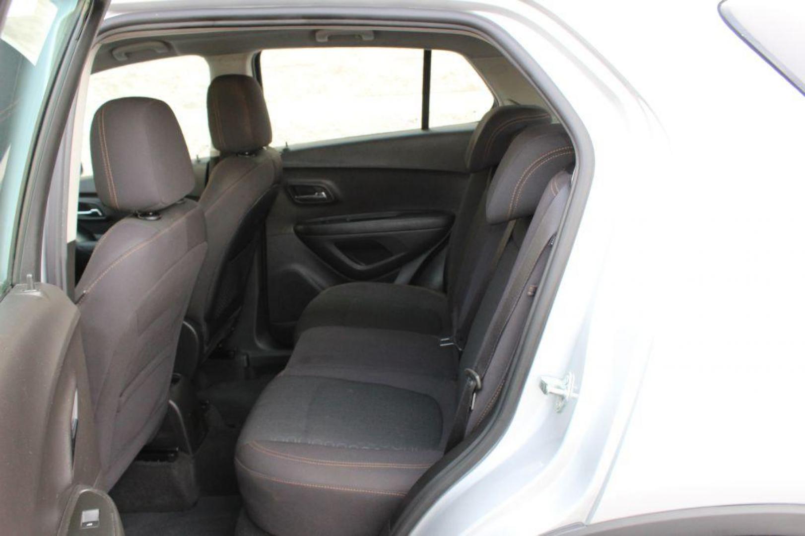 2018 SILVER CHEVROLET TRAX LS (3GNCJKSBXJL) with an 1.4L engine, Automatic transmission, located at 6921 40th St N, Pinellas Park, FL, 33781, (727) 366-8136, 27.834944, -82.687653 - 1-Owner, Extremly Clean and Well Maintained 2018 Trax, All power options, BackUp Camera, Bluetooth, Aux inputs, and so much more. Sporty and Roomy 4 door hatchback with amazing Gas Mileage. Just Completed a 125-Point inspection and service process. Fully Serviced and ready to go! Clean inside and ou - Photo#17