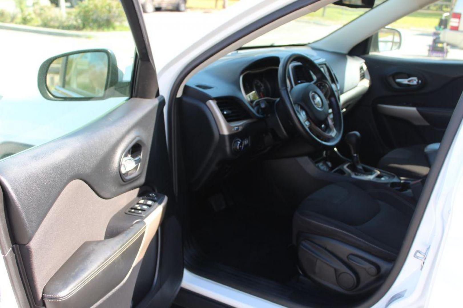2017 WHITE JEEP CHEROKEE LATITUDE (1C4PJLCS8HW) with an 3.2L engine, Automatic transmission, located at 6921 40th St N, Pinellas Park, FL, 33781, (727) 366-8136, 27.834944, -82.687653 - 2017 1-Owner Jeep Cherokee, Automatic, Power Options, Keyless entry, Back up Camera, AUX Inputs, Bluetooth and so much more. Extremely Clean and Fully Serviced Jeep. Ready to take you on your adventure in style and comfort. Credit Financing Available for Everyone. Apply at www.727CAR.com ***** - Photo#12