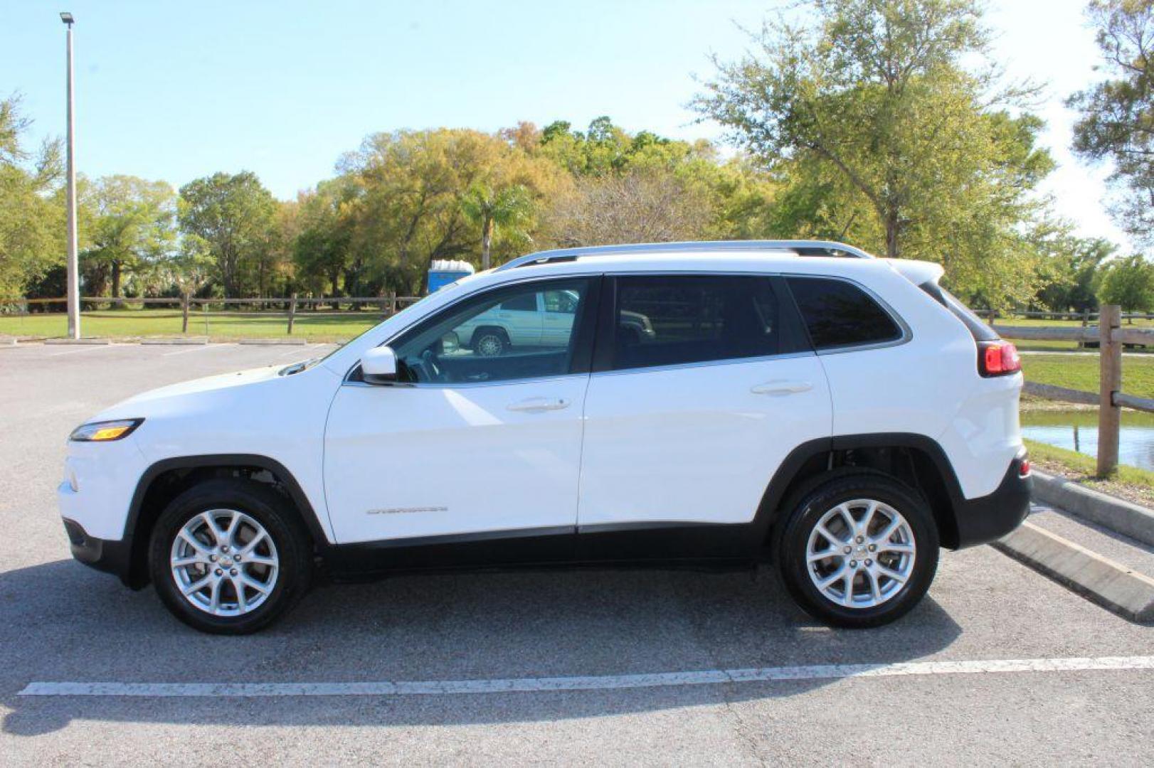 2017 WHITE JEEP CHEROKEE LATITUDE (1C4PJLCS8HW) with an 3.2L engine, Automatic transmission, located at 6921 40th St N, Pinellas Park, FL, 33781, (727) 366-8136, 27.834944, -82.687653 - 2017 1-Owner Jeep Cherokee, Automatic, Power Options, Keyless entry, Back up Camera, AUX Inputs, Bluetooth and so much more. Extremely Clean and Fully Serviced Jeep. Ready to take you on your adventure in style and comfort. Credit Financing Available for Everyone. Apply at www.727CAR.com ***** - Photo#1