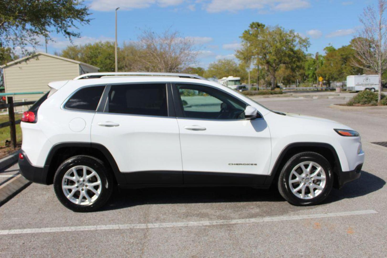 2017 WHITE JEEP CHEROKEE LATITUDE (1C4PJLCS8HW) with an 3.2L engine, Automatic transmission, located at 6921 40th St N, Pinellas Park, FL, 33781, (727) 366-8136, 27.834944, -82.687653 - 2017 1-Owner Jeep Cherokee, Automatic, Power Options, Keyless entry, Back up Camera, AUX Inputs, Bluetooth and so much more. Extremely Clean and Fully Serviced Jeep. Ready to take you on your adventure in style and comfort. Credit Financing Available for Everyone. Apply at www.727CAR.com ***** - Photo#5