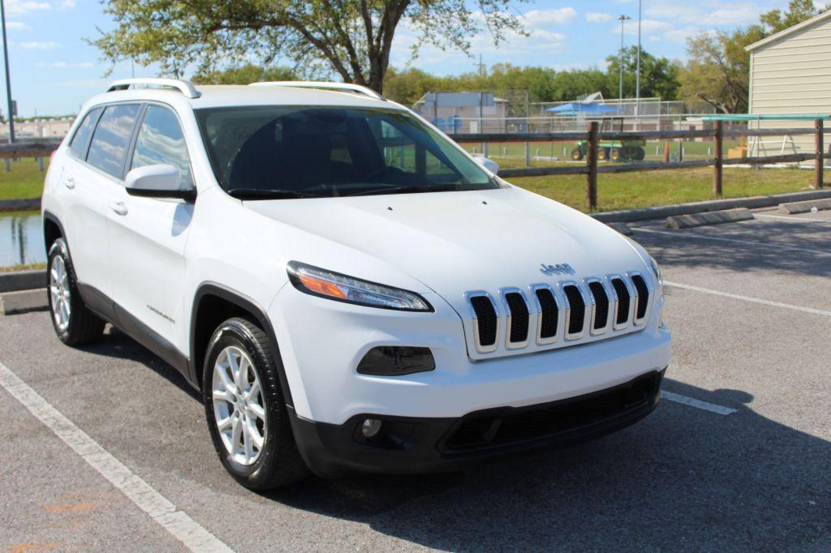 2017 WHITE JEEP CHEROKEE LATITUDE (1C4PJLCS8HW) with an 3.2L engine, Automatic transmission, located at 6921 40th St N, Pinellas Park, FL, 33781, (727) 366-8136, 27.834944, -82.687653 - 2017 1-Owner Jeep Cherokee, Automatic, Power Options, Keyless entry, Back up Camera, AUX Inputs, Bluetooth and so much more. Extremely Clean and Fully Serviced Jeep. Ready to take you on your adventure in style and comfort. Credit Financing Available for Everyone. Apply at www.727CAR.com ***** - Photo#6