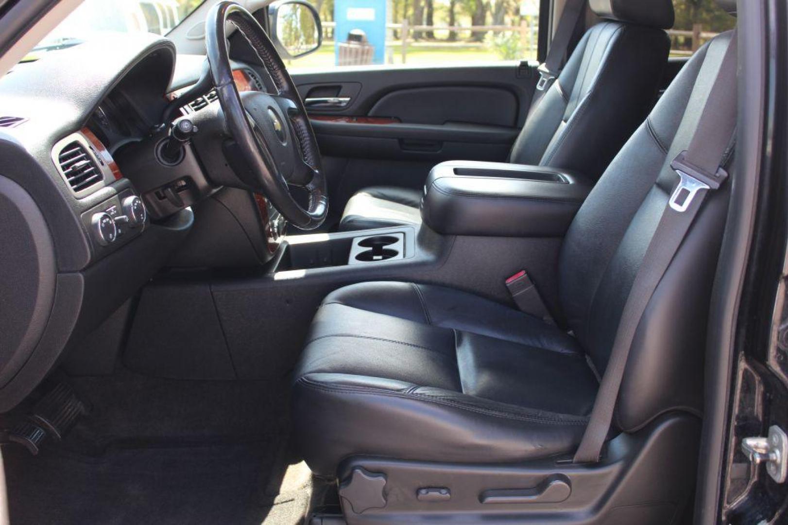 2009 BLACK CHEVROLET SUBURBAN 1500 LT (1GNFK26349R) with an 5.3L engine, Automatic transmission, located at 6921 40th St N, Pinellas Park, FL, 33781, (727) 366-8136, 27.834944, -82.687653 - Photo#14