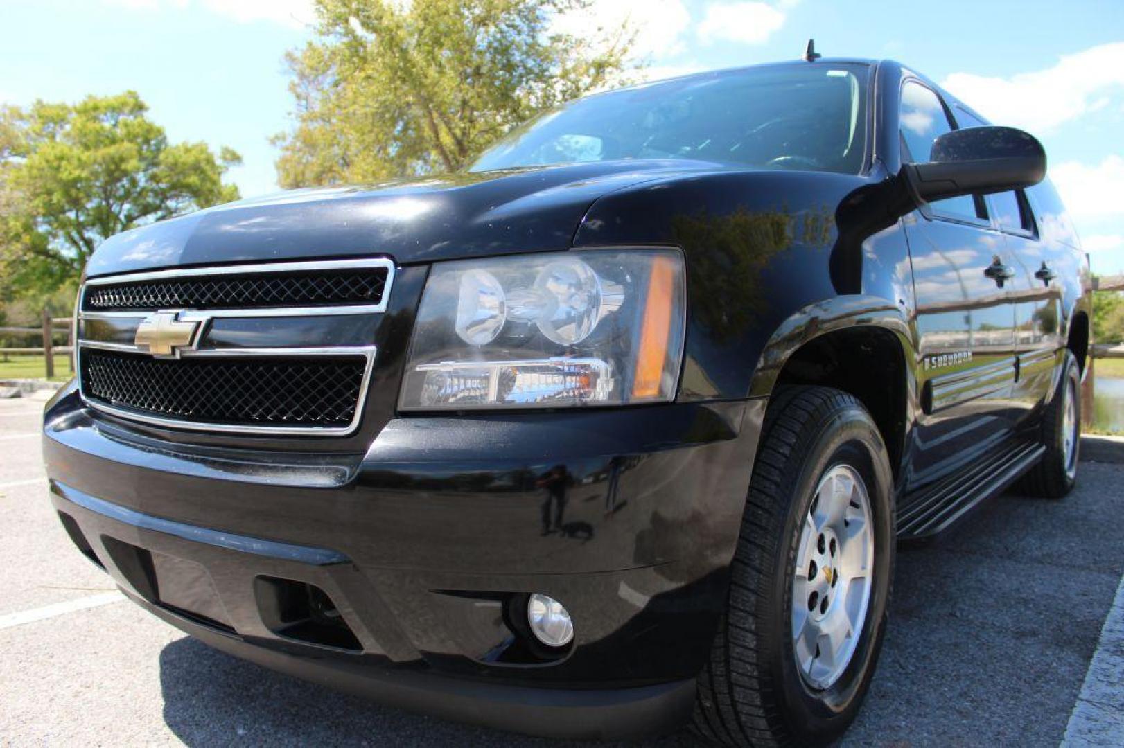 2009 BLACK CHEVROLET SUBURBAN 1500 LT (1GNFK26349R) with an 5.3L engine, Automatic transmission, located at 6921 40th St N, Pinellas Park, FL, 33781, (727) 366-8136, 27.834944, -82.687653 - Photo#1