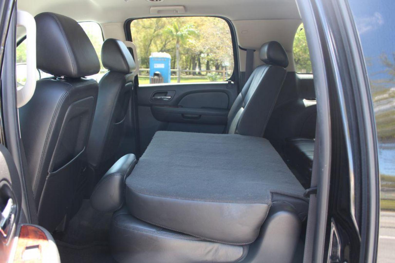 2009 BLACK CHEVROLET SUBURBAN 1500 LT (1GNFK26349R) with an 5.3L engine, Automatic transmission, located at 6921 40th St N, Pinellas Park, FL, 33781, (727) 366-8136, 27.834944, -82.687653 - Photo#21
