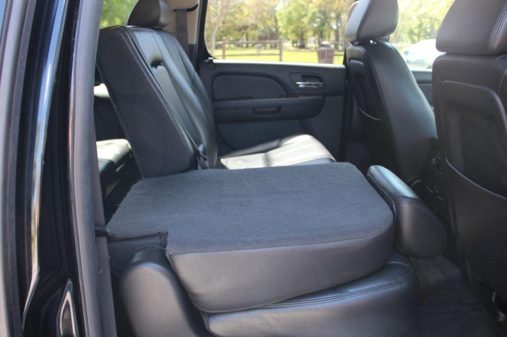2009 BLACK CHEVROLET SUBURBAN 1500 LT (1GNFK26349R) with an 5.3L engine, Automatic transmission, located at 6921 40th St N, Pinellas Park, FL, 33781, (727) 366-8136, 27.834944, -82.687653 - Photo#25