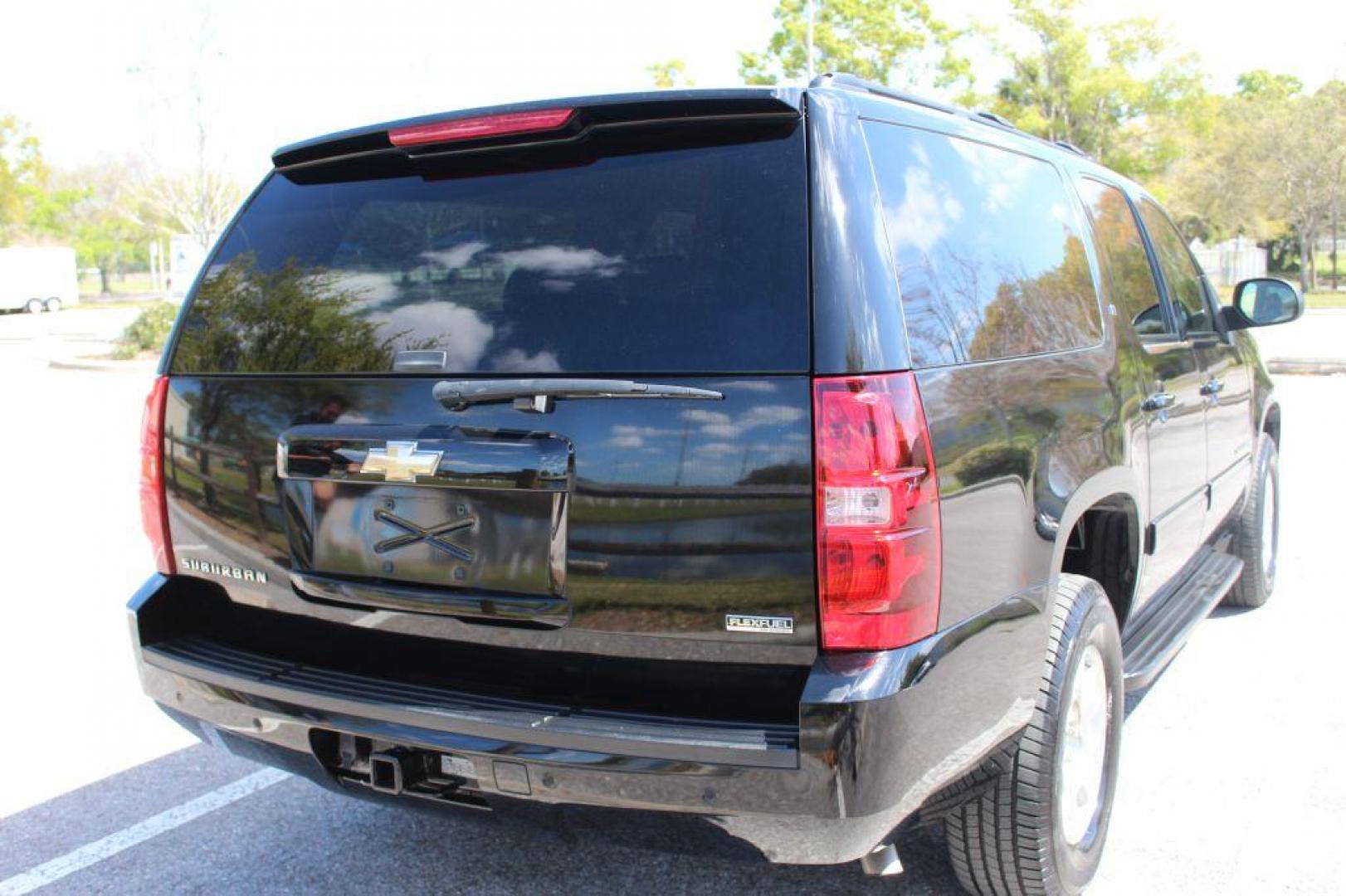 2009 BLACK CHEVROLET SUBURBAN 1500 LT (1GNFK26349R) with an 5.3L engine, Automatic transmission, located at 6921 40th St N, Pinellas Park, FL, 33781, (727) 366-8136, 27.834944, -82.687653 - Photo#4