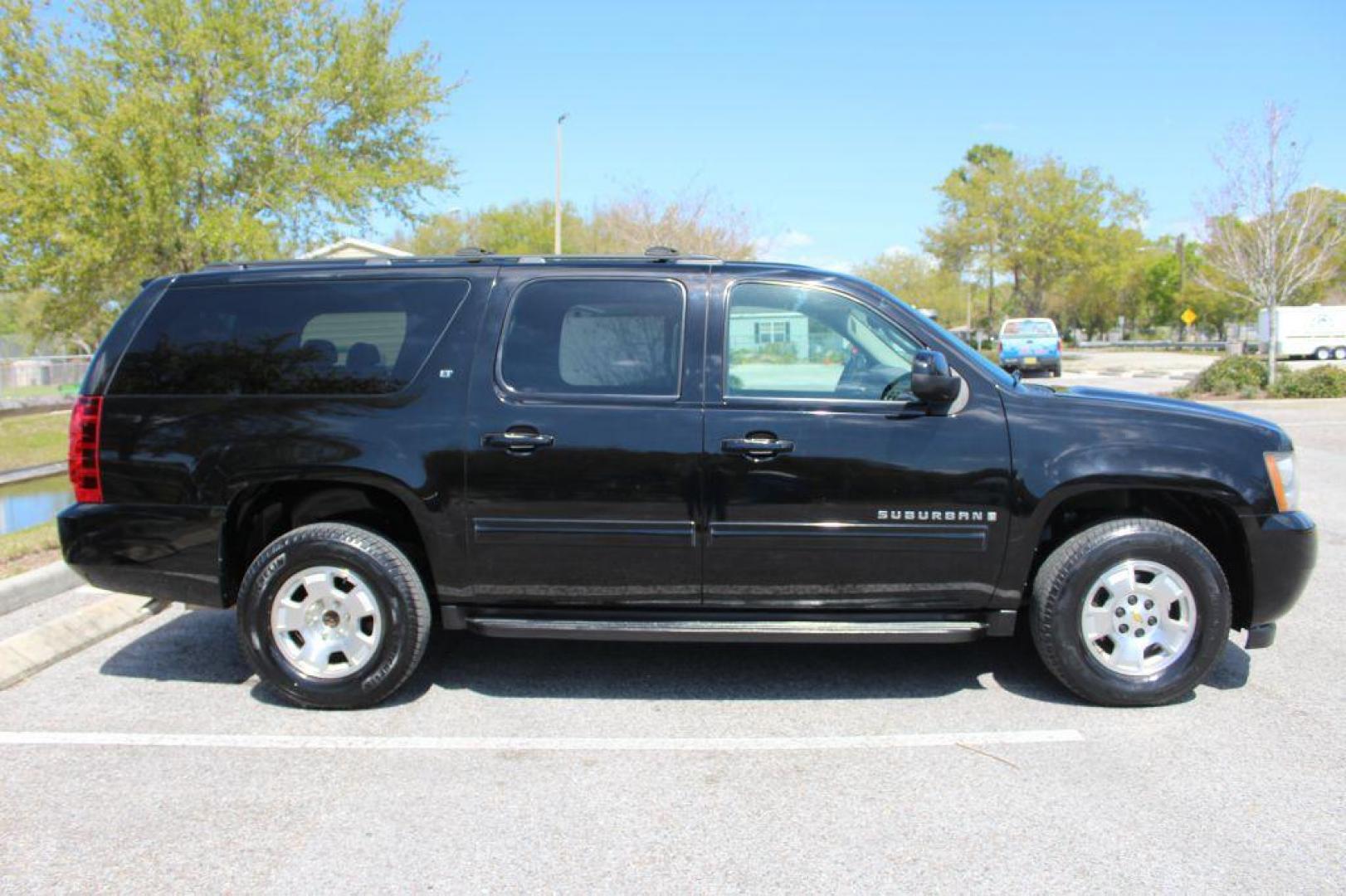 2009 BLACK CHEVROLET SUBURBAN 1500 LT (1GNFK26349R) with an 5.3L engine, Automatic transmission, located at 6921 40th St N, Pinellas Park, FL, 33781, (727) 366-8136, 27.834944, -82.687653 - Photo#5