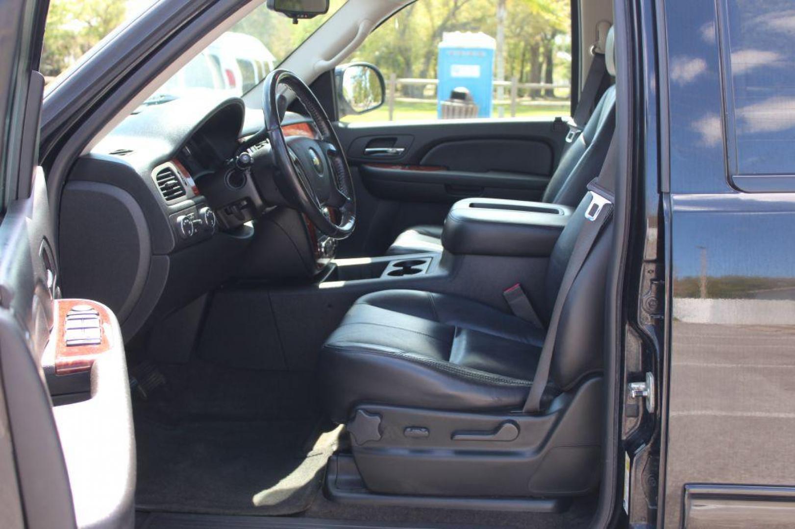 2009 BLACK CHEVROLET SUBURBAN 1500 LT (1GNFK26349R) with an 5.3L engine, Automatic transmission, located at 6921 40th St N, Pinellas Park, FL, 33781, (727) 366-8136, 27.834944, -82.687653 - Photo#13