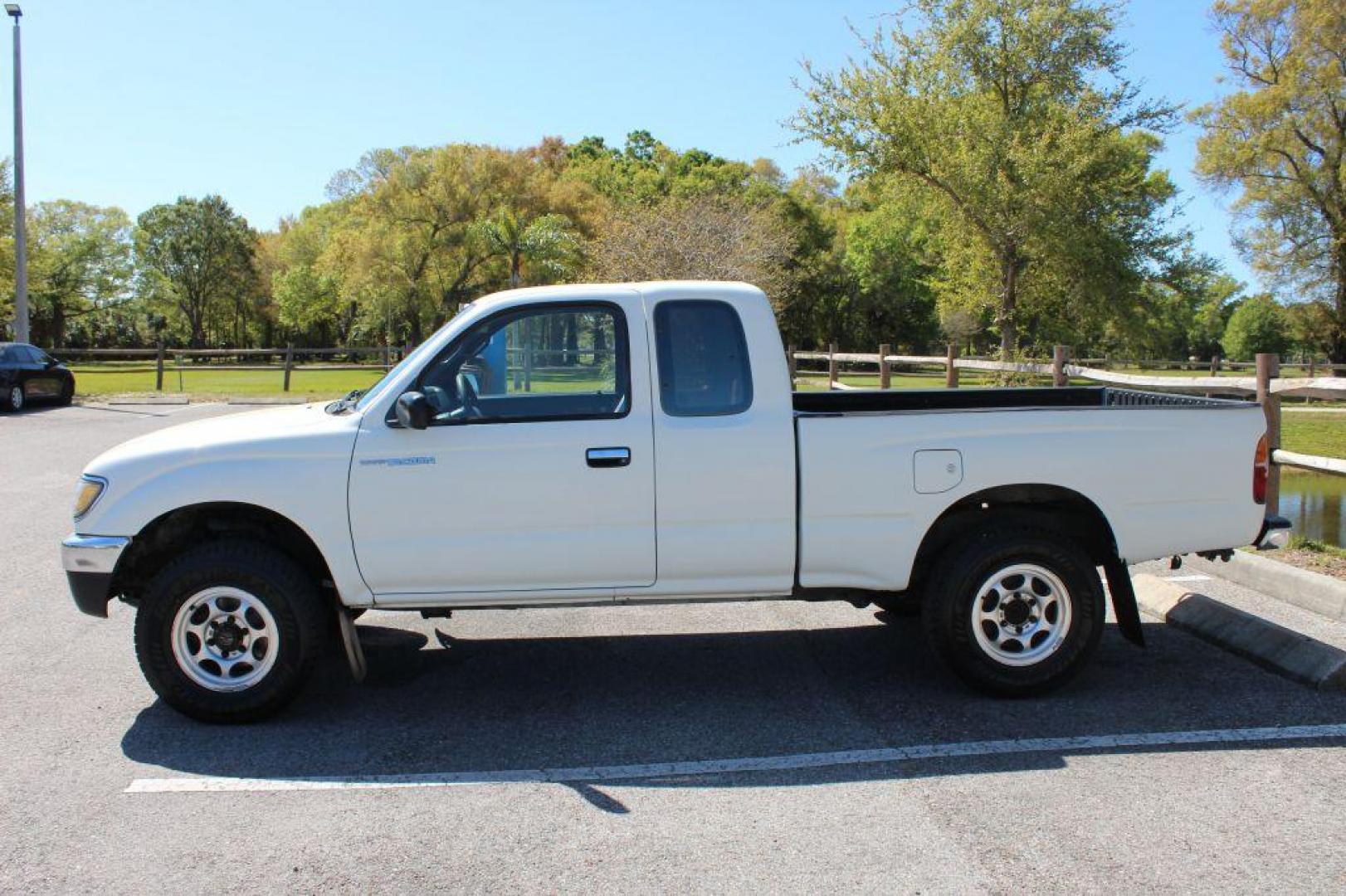 1996 WHITE TOYOTA TACOMA XTRACAB (4TAWN72N7TZ) with an 3.4L engine, Automatic transmission, located at 6921 40th St N, Pinellas Park, FL, 33781, (727) 366-8136, 27.834944, -82.687653 - Photo#1