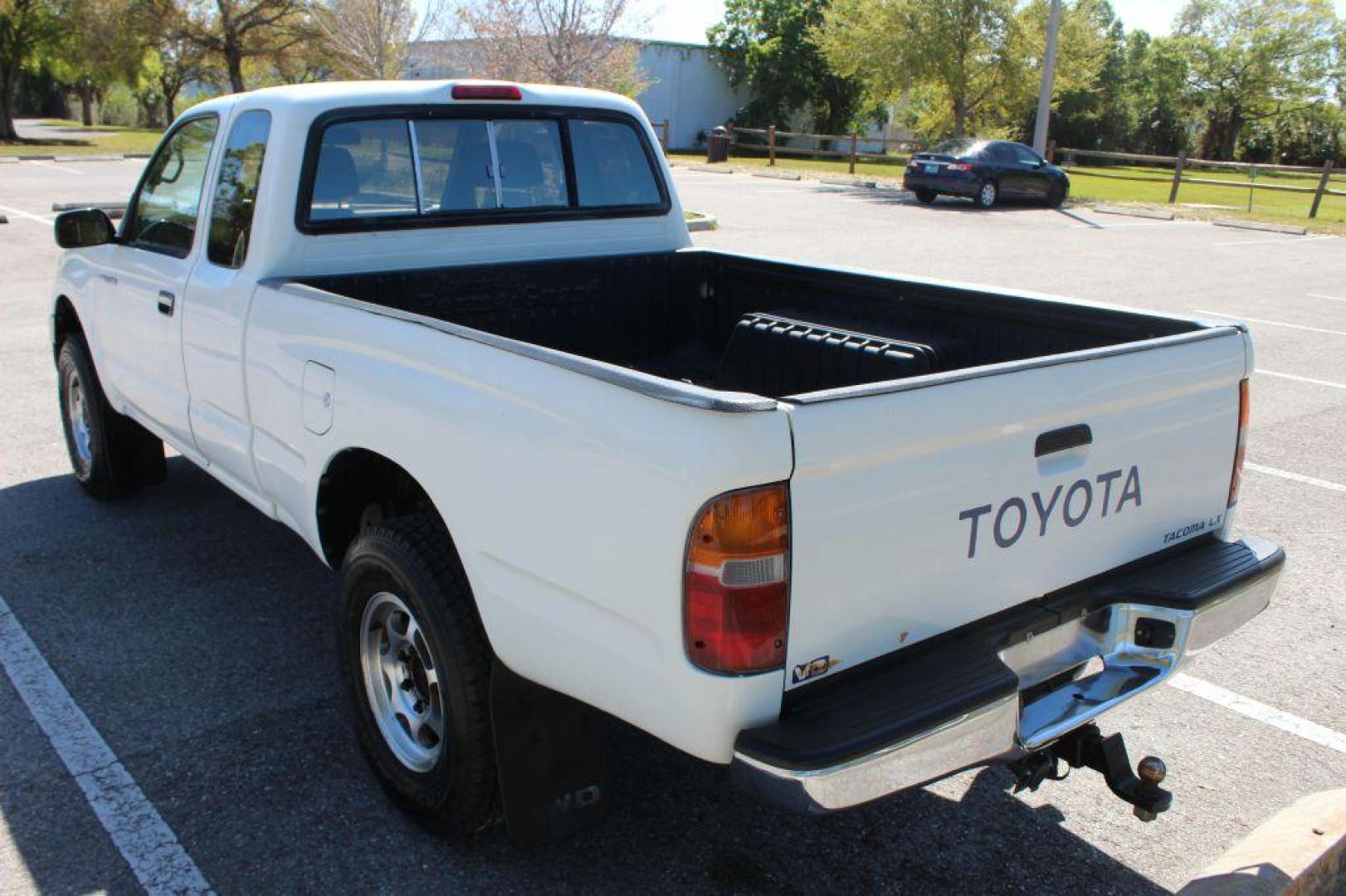 1996 WHITE TOYOTA TACOMA XTRACAB (4TAWN72N7TZ) with an 3.4L engine, Automatic transmission, located at 6921 40th St N, Pinellas Park, FL, 33781, (727) 366-8136, 27.834944, -82.687653 - Photo#2