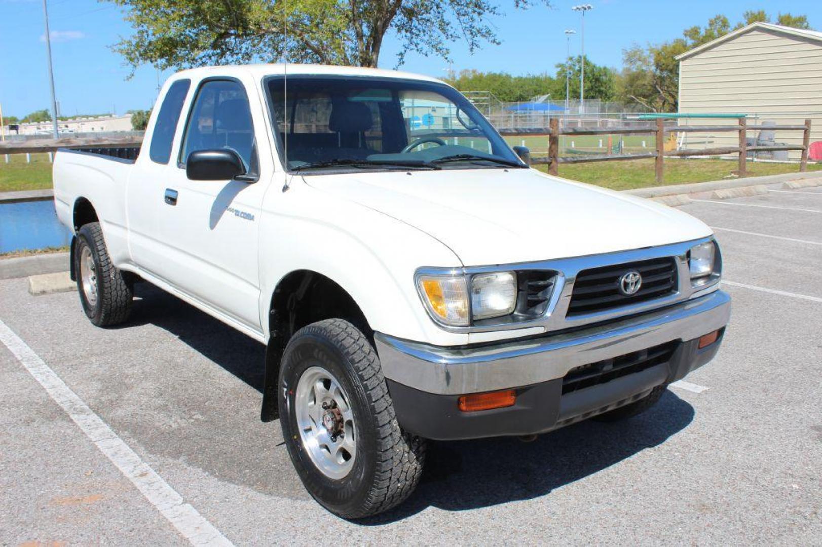 1996 WHITE TOYOTA TACOMA XTRACAB (4TAWN72N7TZ) with an 3.4L engine, Automatic transmission, located at 6921 40th St N, Pinellas Park, FL, 33781, (727) 366-8136, 27.834944, -82.687653 - Photo#7