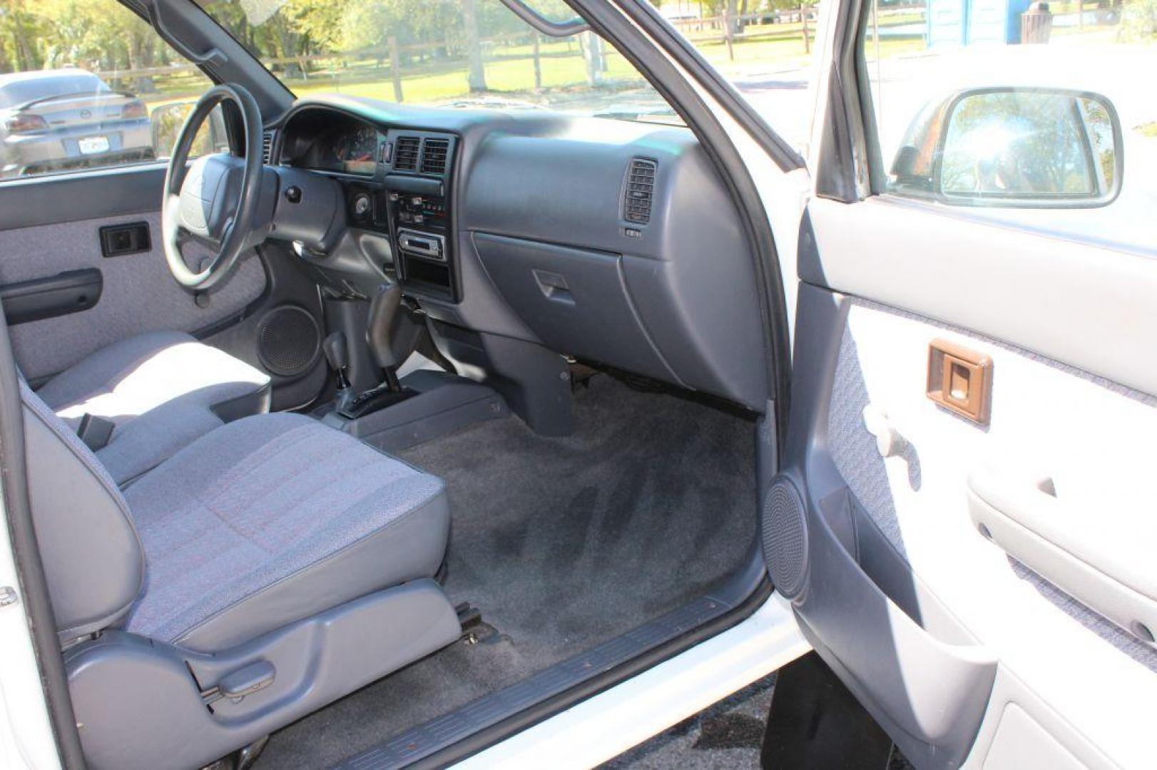 1996 WHITE TOYOTA TACOMA XTRACAB (4TAWN72N7TZ) with an 3.4L engine, Automatic transmission, located at 6921 40th St N, Pinellas Park, FL, 33781, (727) 366-8136, 27.834944, -82.687653 - Photo#18